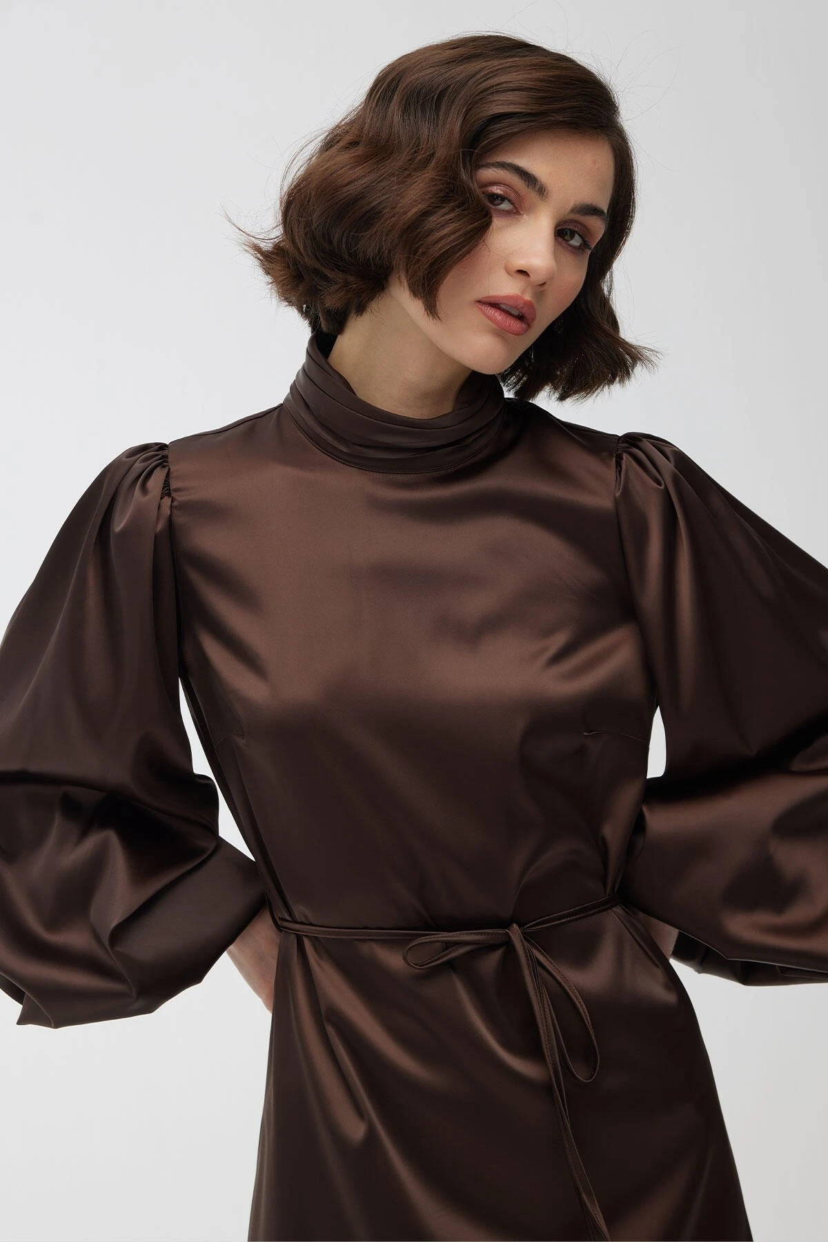 BALLOON SLEEVE SATIN DRESS BROWN