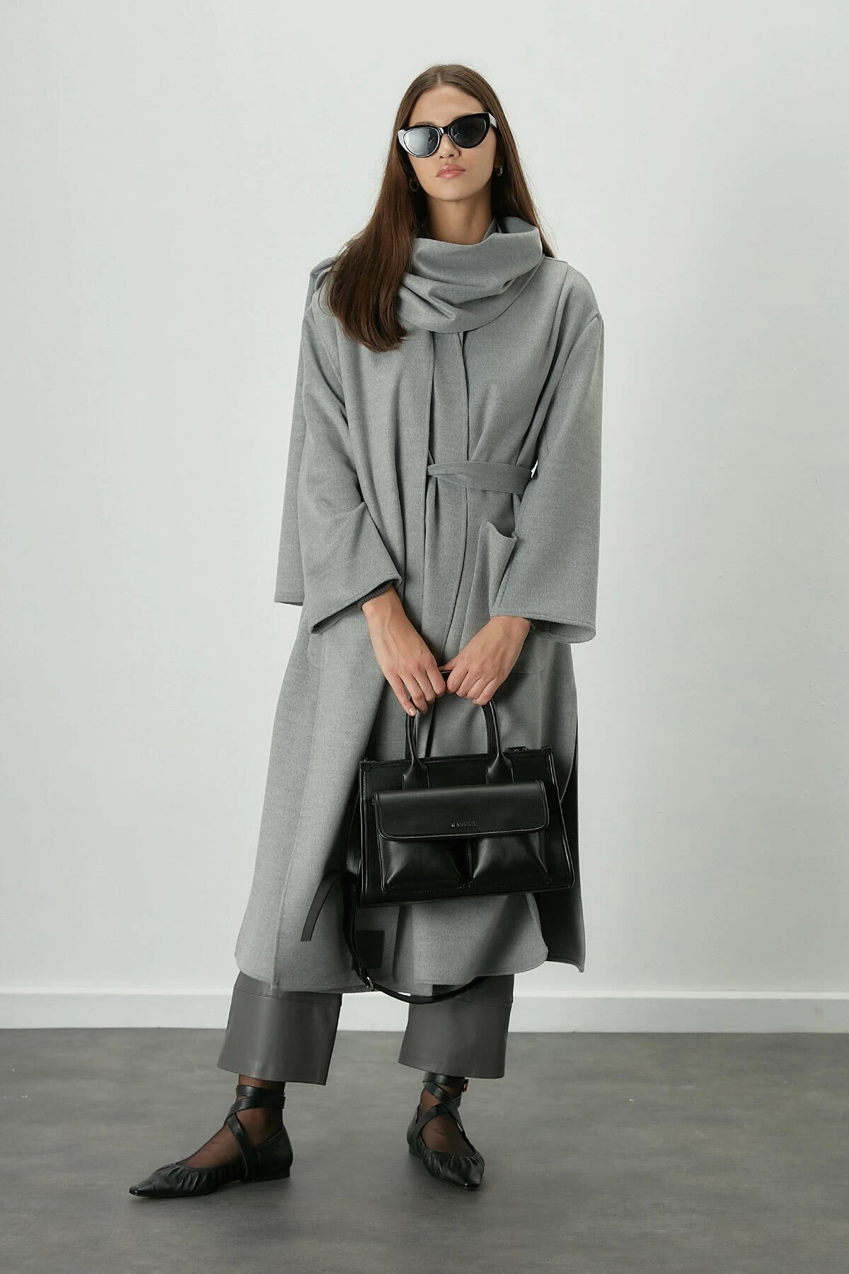 LEATHER SHOULDER BAG WITH LARGE POCKETS BLACK LEATHER SHOULDER BAG WITH LARGE POCKETS BLACK