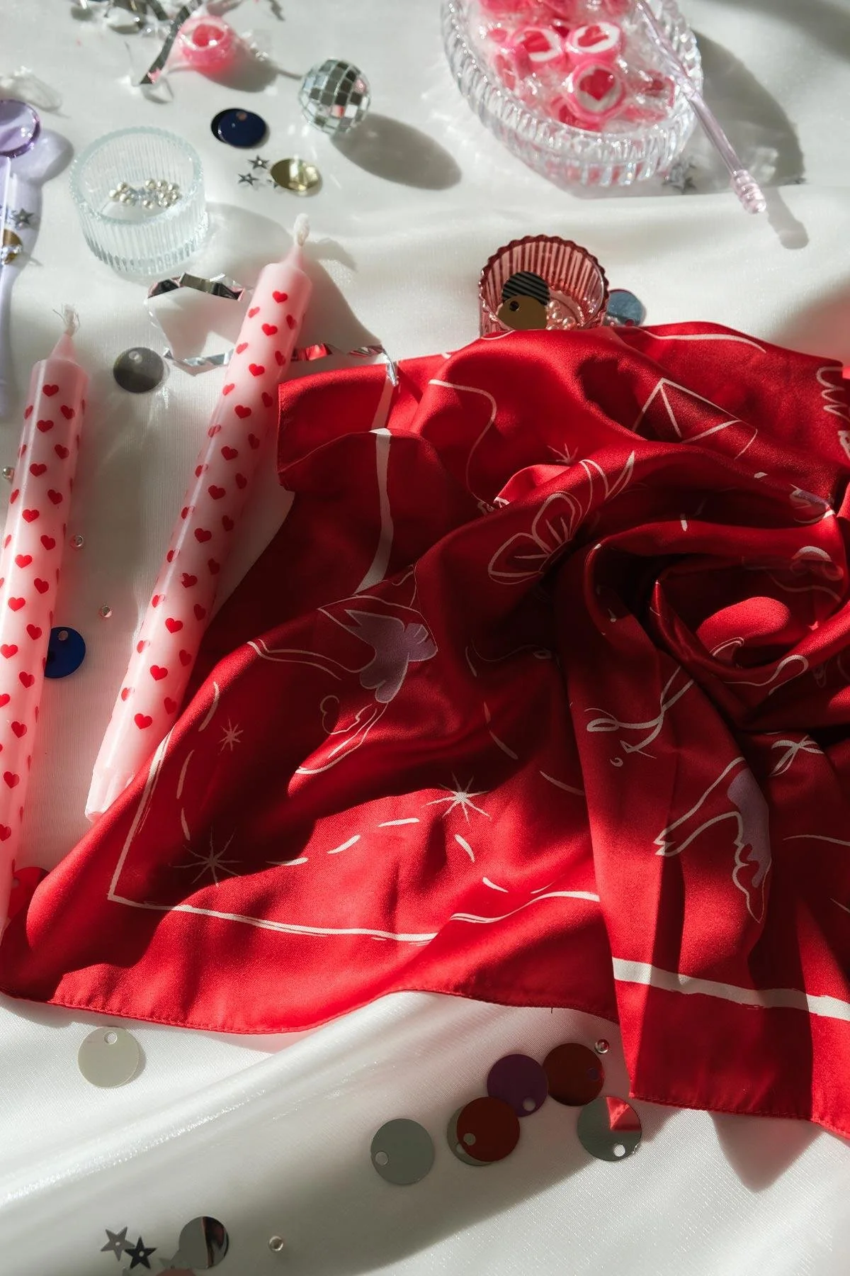 DESENLİ SATEN BOYUN FULARI AMOUR KIRMIZI