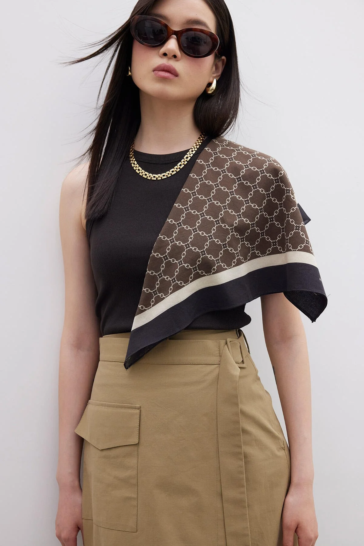 DESENLİ PAMUKLU FULAR MONOGRAM-KAHVERENGİ DESENLİ PAMUKLU FULAR MONOGRAM-KAHVERENGİ