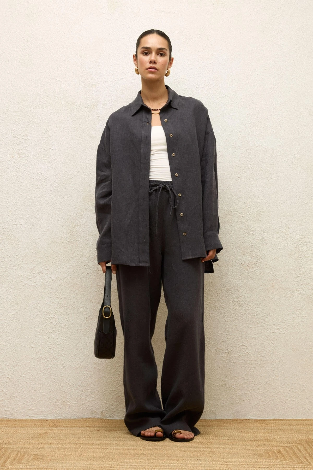 KETEN OVERSIZE DÜĞMELİ GÖMLEK ANTRASİT KETEN OVERSIZE DÜĞMELİ GÖMLEK ANTRASİT