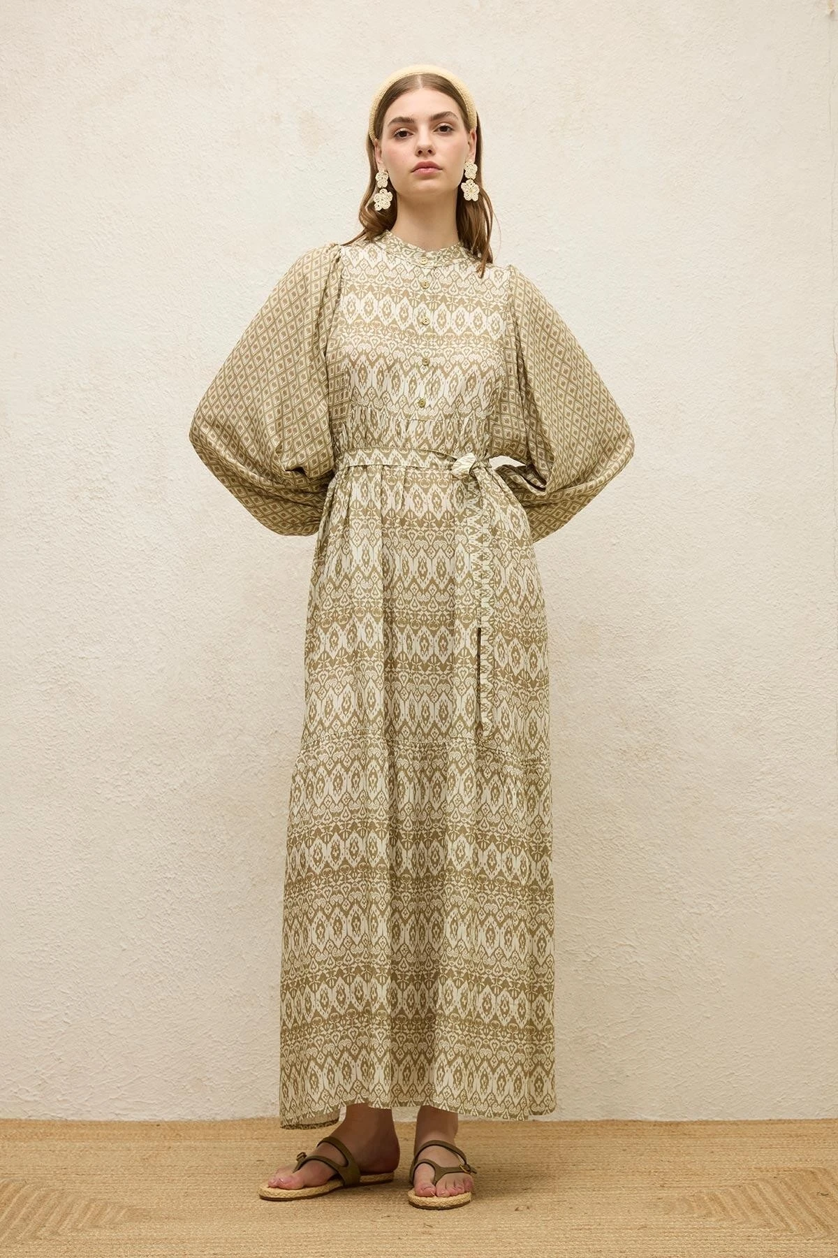 VİSKON BALON KOL ELBİSE ADAÇAYI VİSKON BALON KOL ELBİSE ADAÇAYI