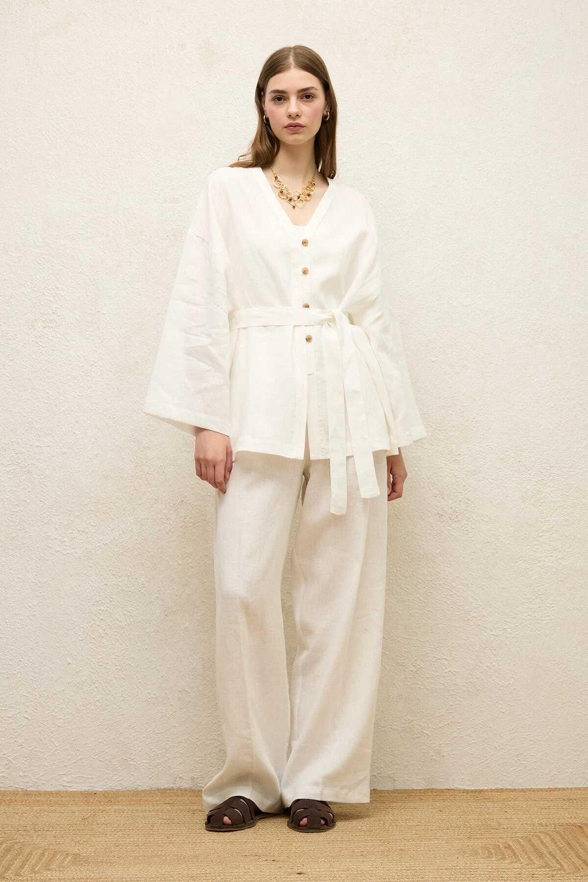 DÜĞMELİ KETEN GÖMLEK EKRU