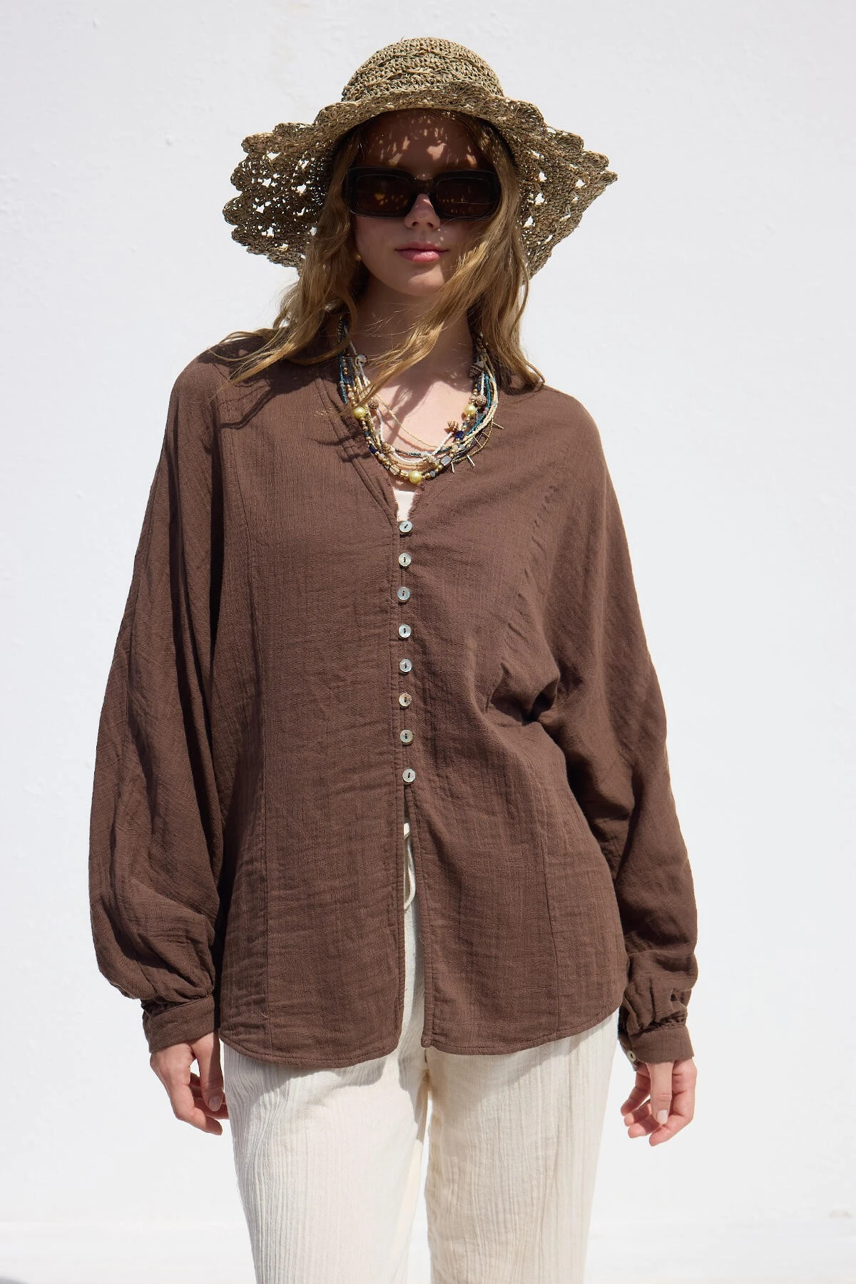 MUSLİN DÜĞMELİ GÖMLEK KAHVERENGİ MUSLİN DÜĞMELİ GÖMLEK KAHVERENGİ
