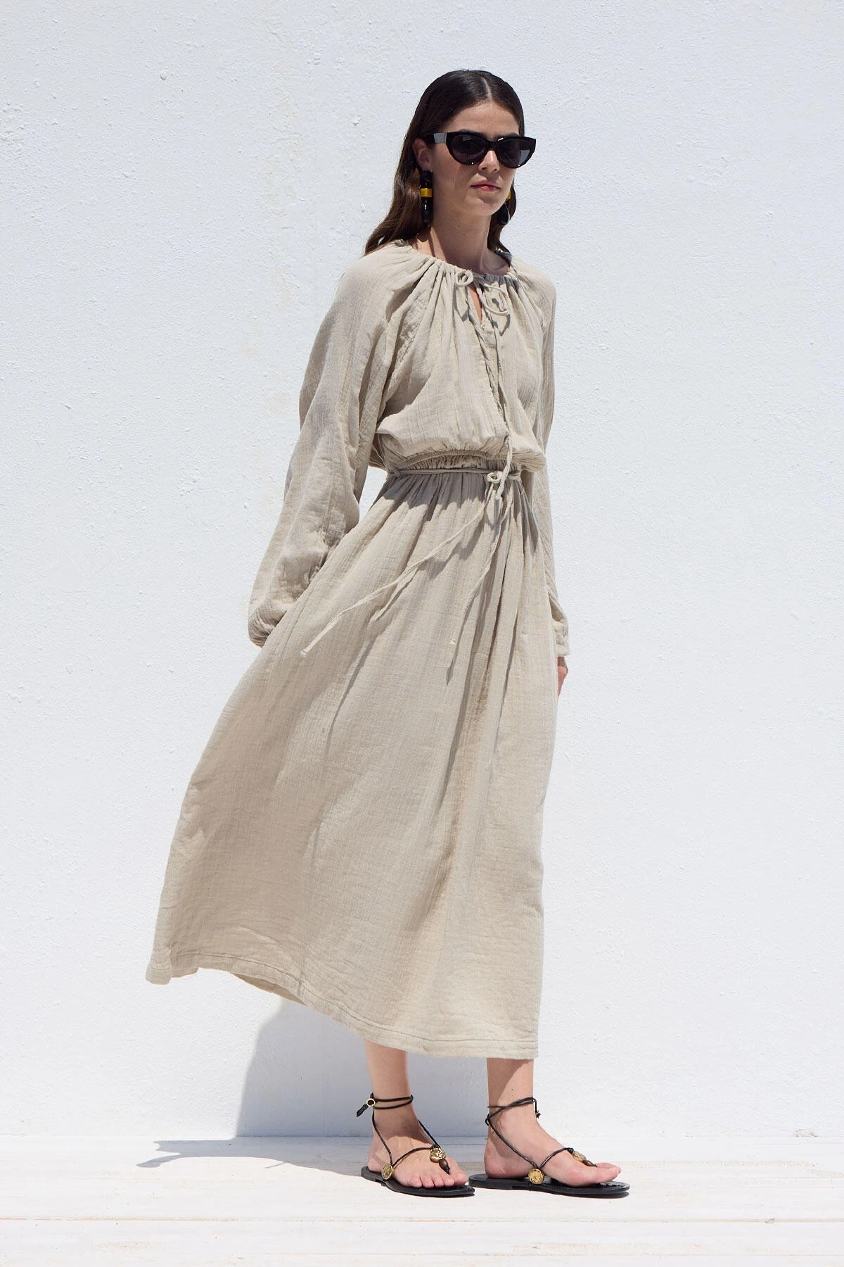 BAĞLAMA DETAYLI MUSLİN ELBİSE KUM BAĞLAMA DETAYLI MUSLİN ELBİSE KUM