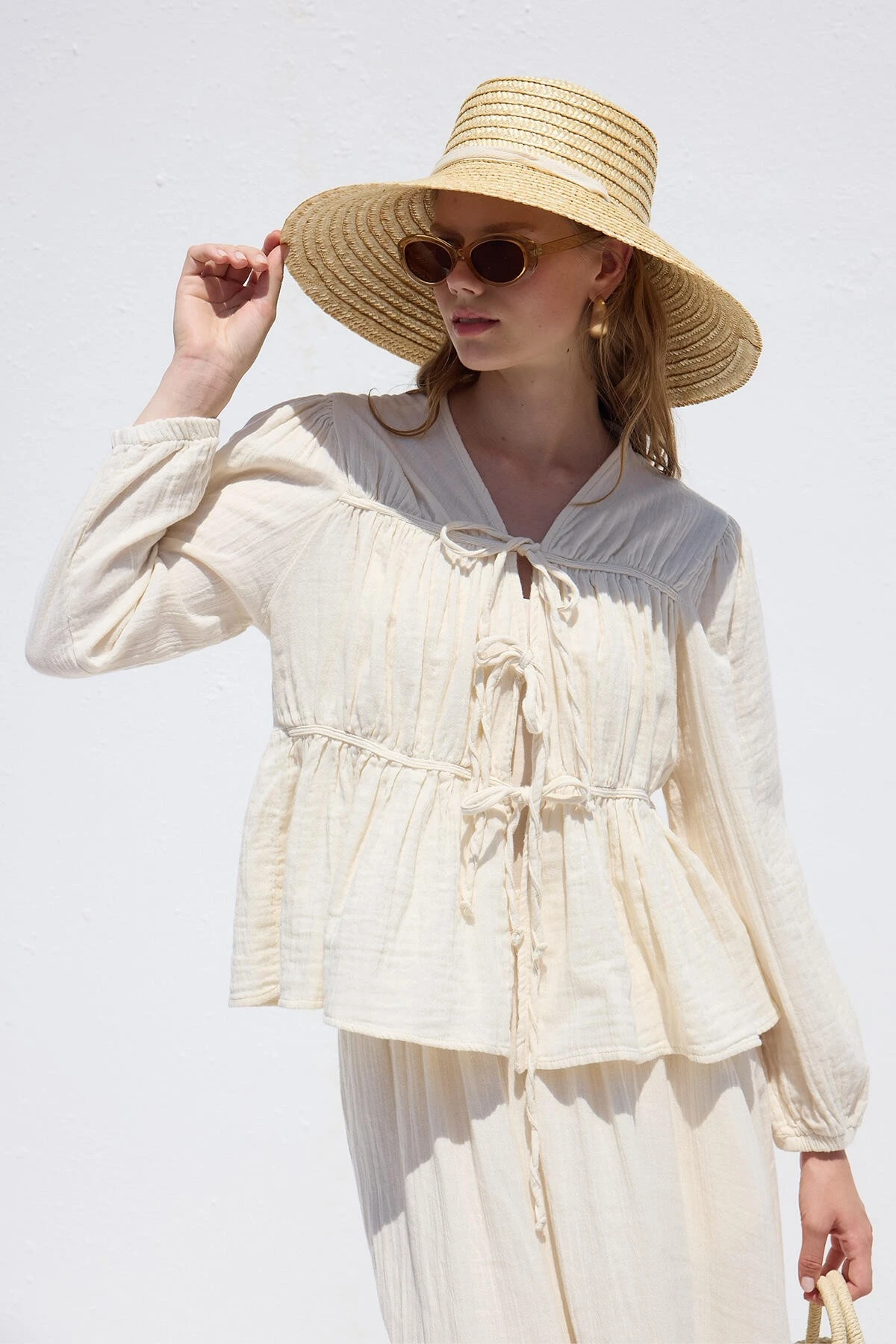 BAĞLAMA DETAYLI MÜSLİN BLUZ EKRU BAĞLAMA DETAYLI MÜSLİN BLUZ EKRU