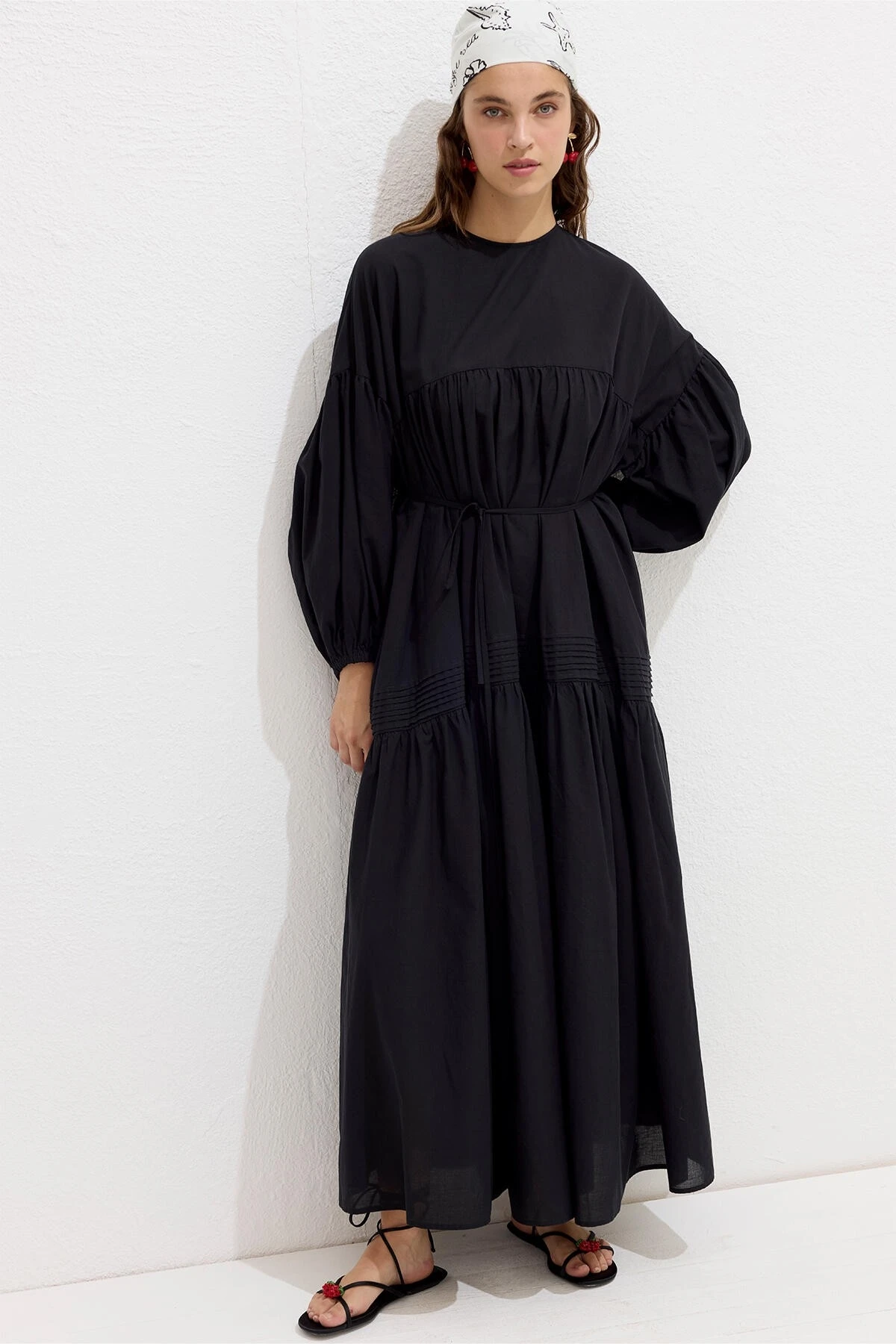BÜZGÜLÜ OVERSIZE VUAL ELBİSE SİYAH BÜZGÜLÜ OVERSIZE VUAL ELBİSE SİYAH