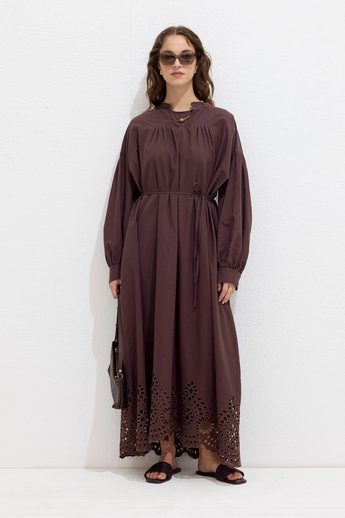 BRODE NAKIŞLI ELBİSE KAHVERENGİ