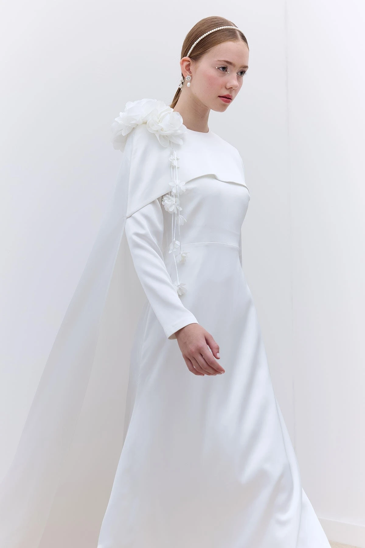 PELERİNLİ ÇİÇEK DETAYLI ABİYE ELBİSE EKRU PELERİNLİ ÇİÇEK DETAYLI ABİYE ELBİSE EKRU