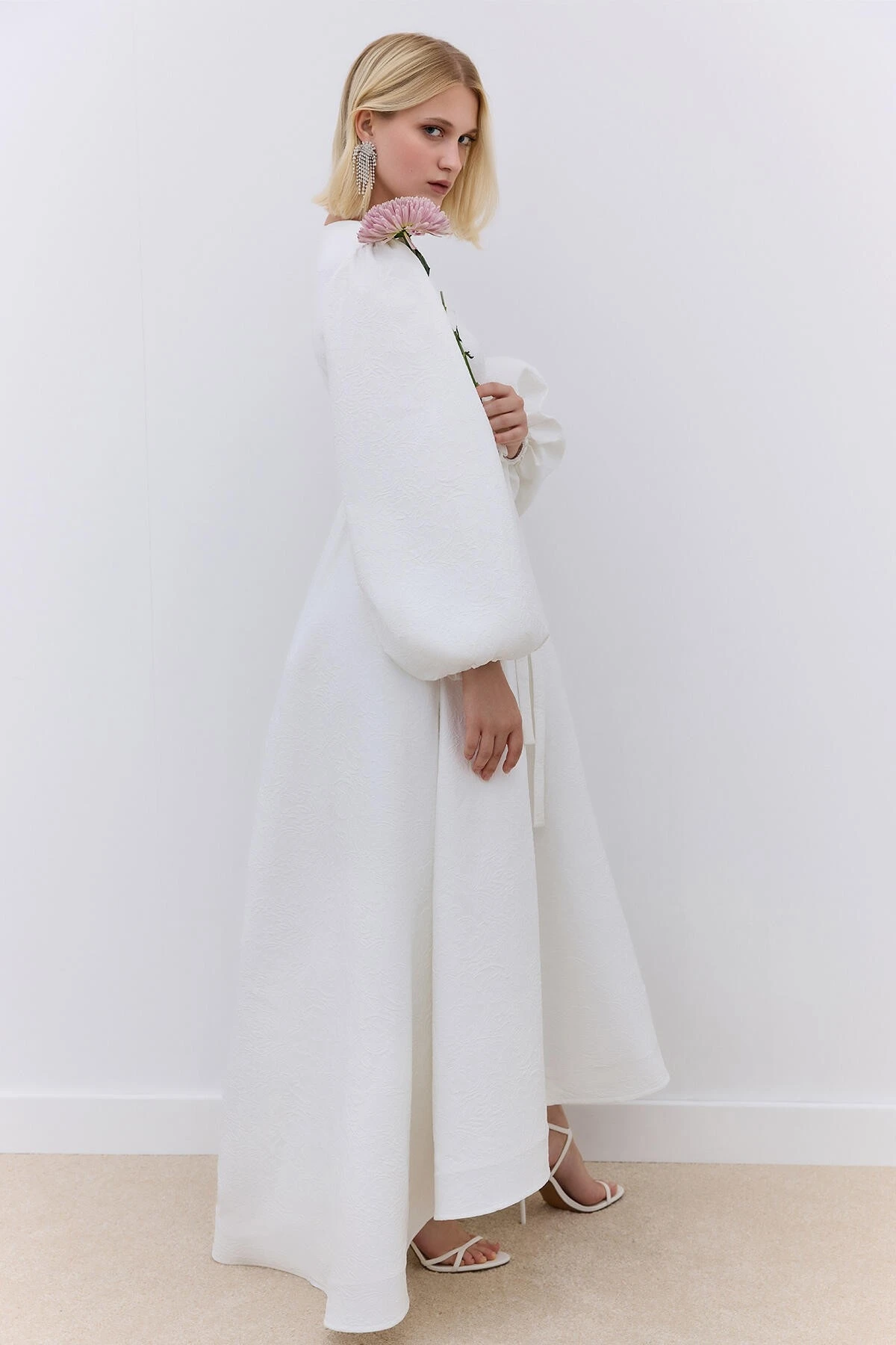 JAKARLI KUYRUKLU ABİYE ELBİSE EKRU JAKARLI KUYRUKLU ABİYE ELBİSE EKRU