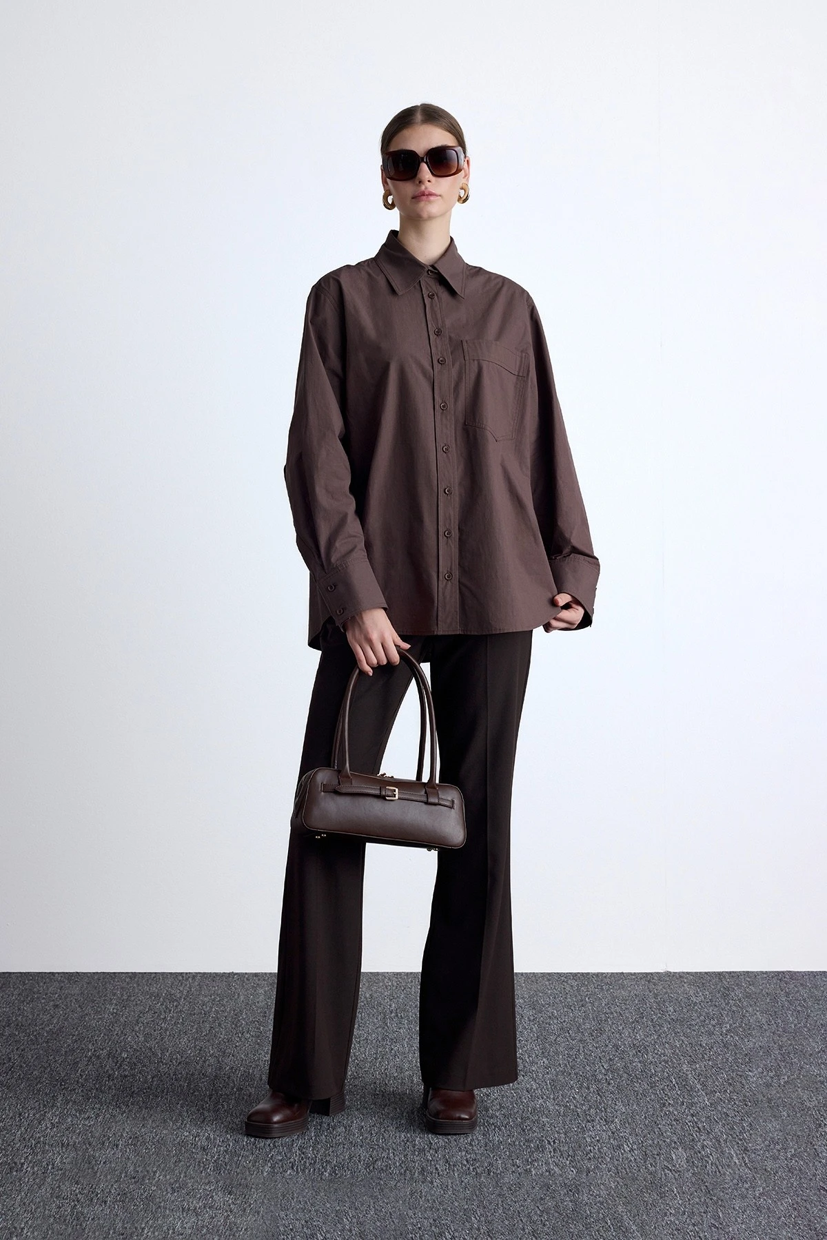 PİLE DETAYLI OVERSIZE GÖMLEK KAHVERENGİ PİLE DETAYLI OVERSIZE GÖMLEK KAHVERENGİ