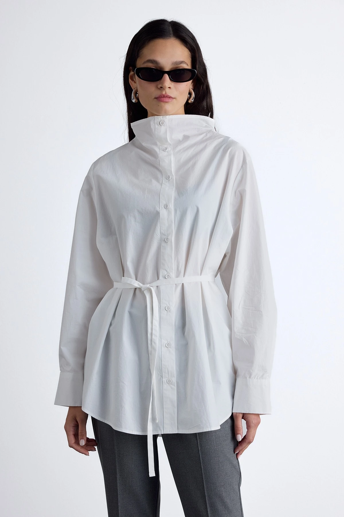 YÜKSEK YAKALI TASARIM GÖMLEK EKRU