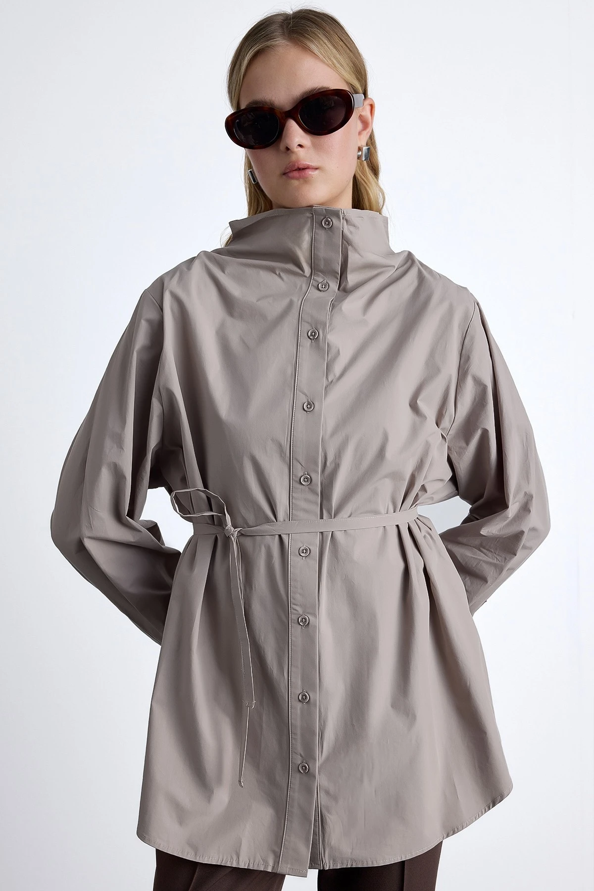 YÜKSEK YAKALI TASARIM GÖMLEK VİZON