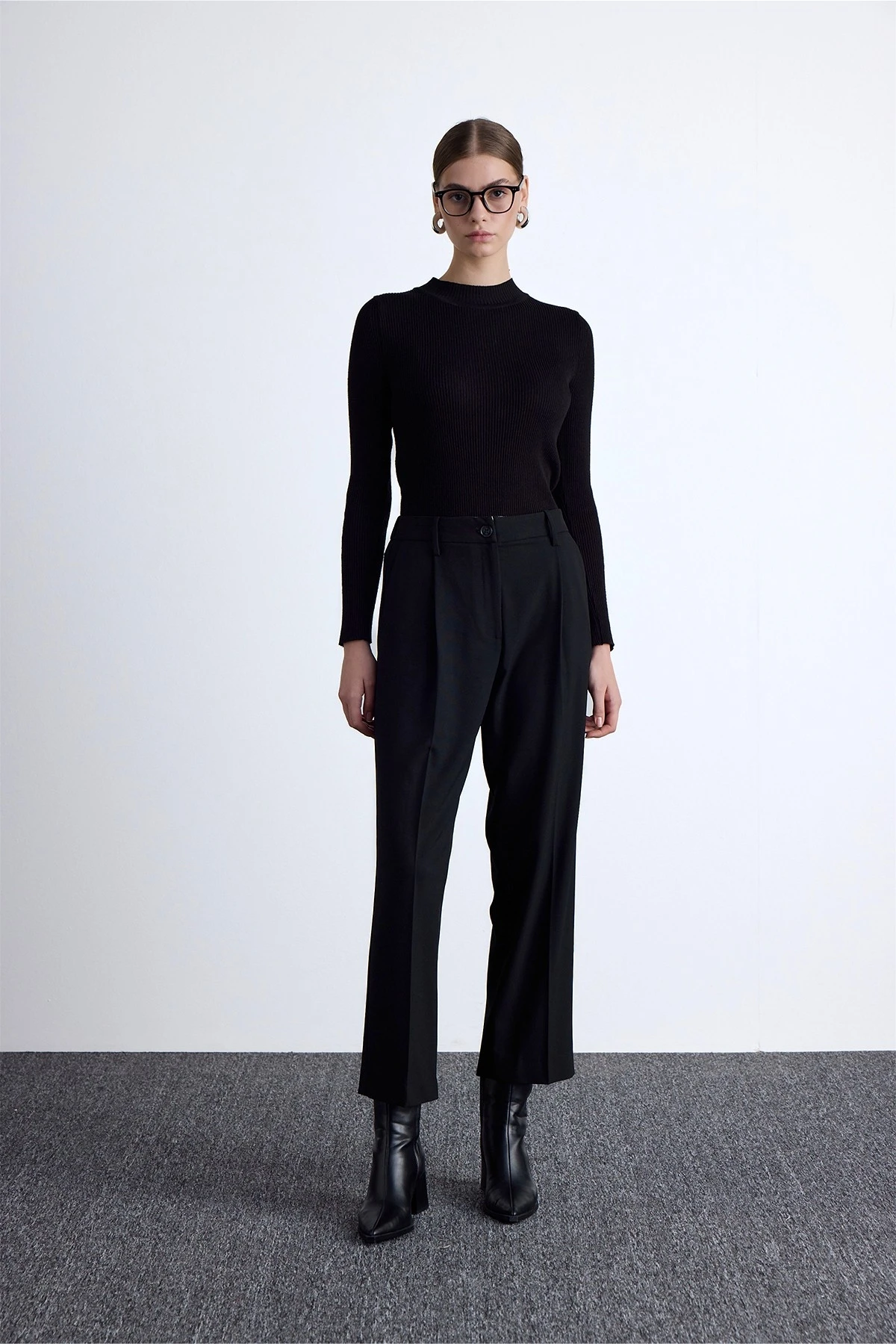 KLASİK KESİM PİLE DETAYLI PANTOLON SİYAH KLASİK KESİM PİLE DETAYLI PANTOLON SİYAH