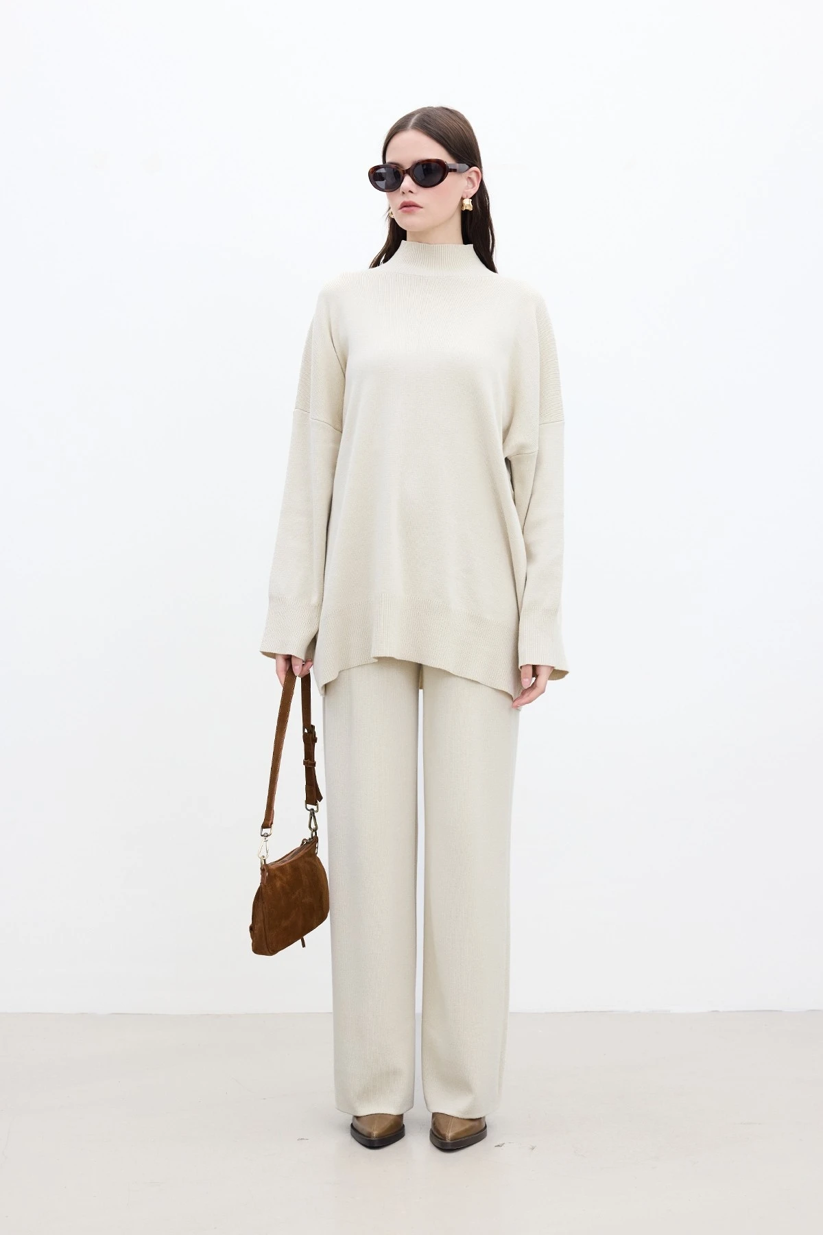 OVERSIZE HIGH COLLAR SWEATER BEIGE OVERSIZE HIGH COLLAR SWEATER BEIGE