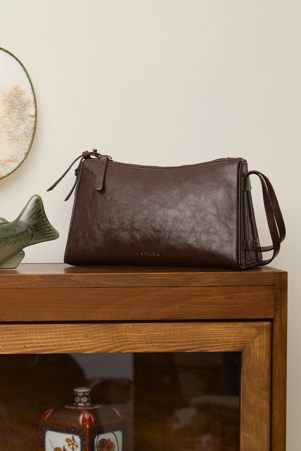 PRISM FORM LEATHER BAG BITTER BROWN  PRISM FORM LEATHER BAG BITTER BROWN
