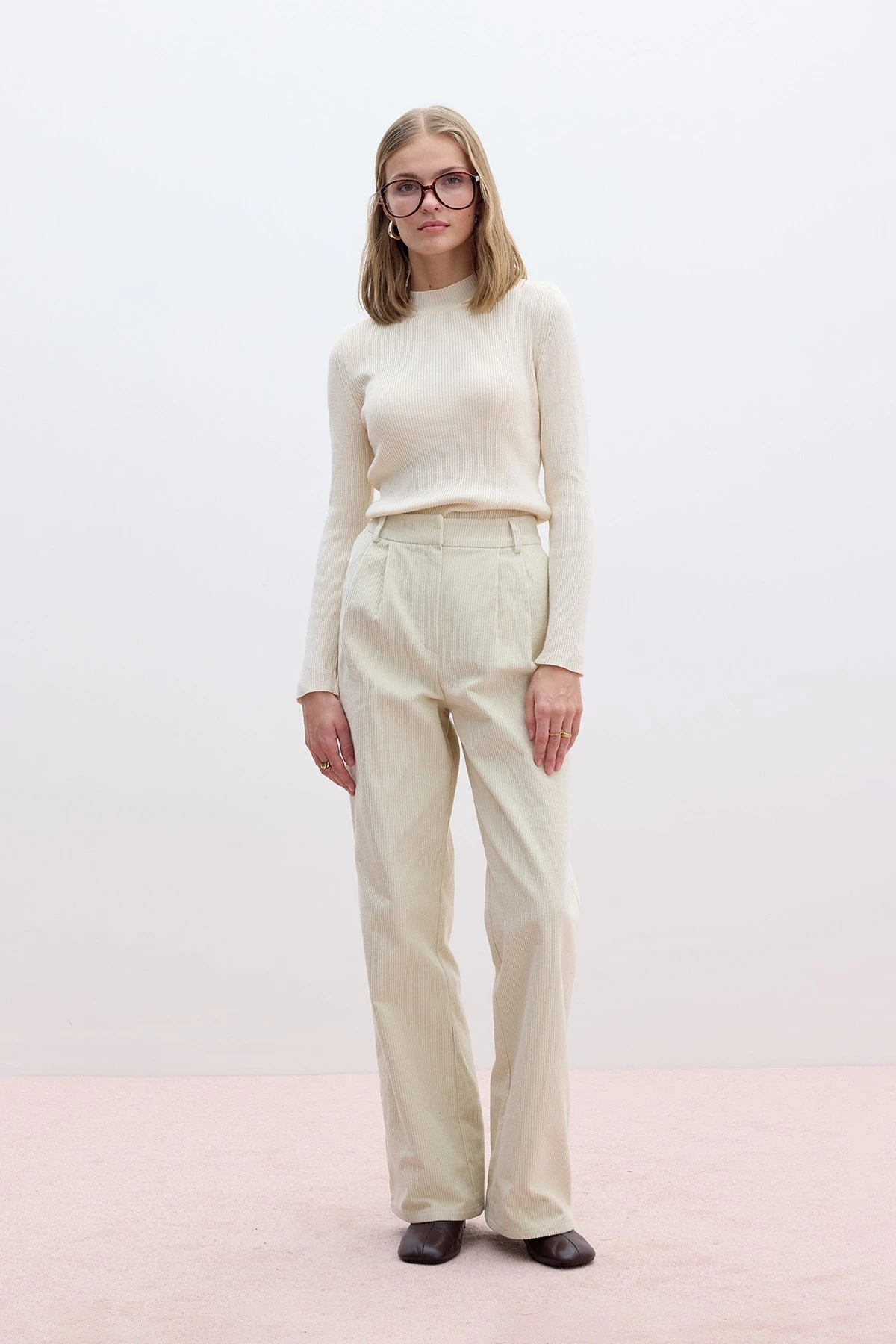 RIBBED VELVET STRAIGHT FIT PANTS VANILLA RIBBED VELVET STRAIGHT FIT PANTS VANILLA