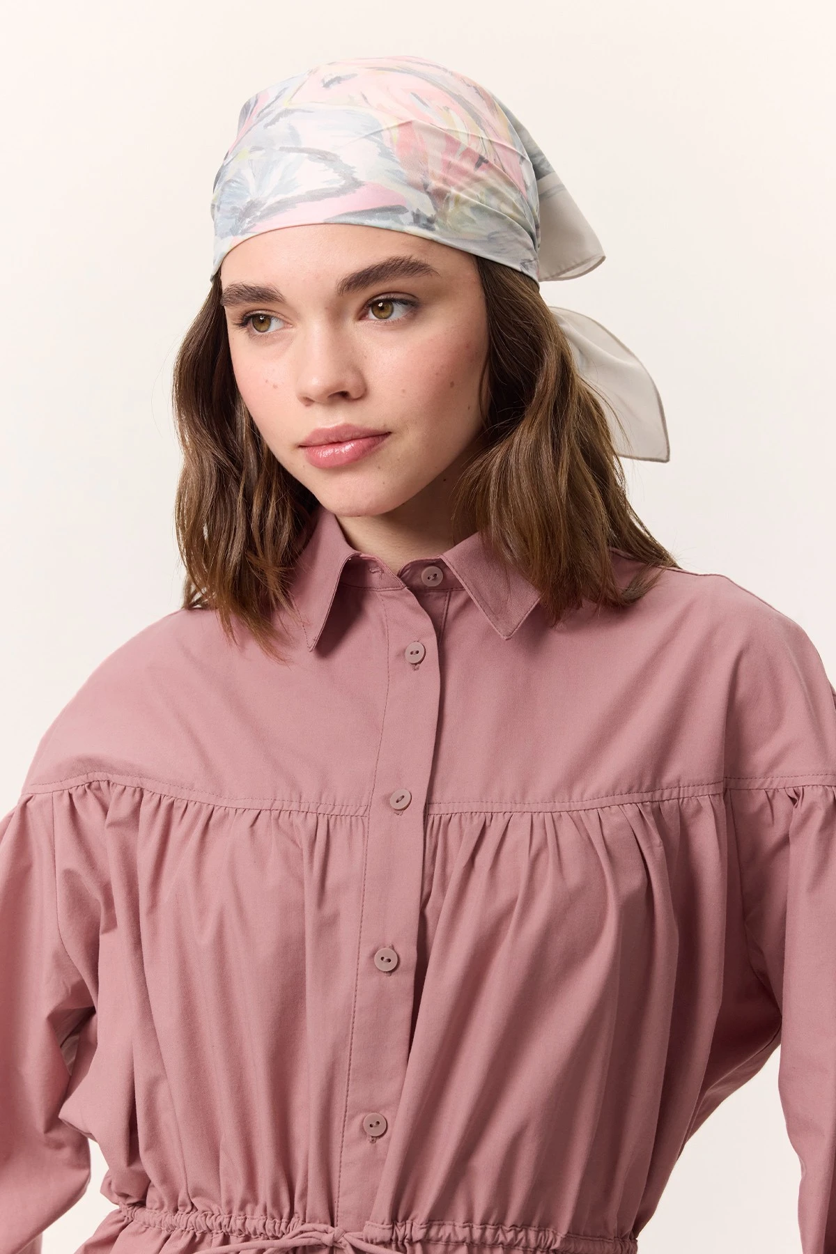 DESENLİ SATEN FULAR SOFIA- YEŞİL DESENLİ SATEN FULAR SOFIA- YEŞİL