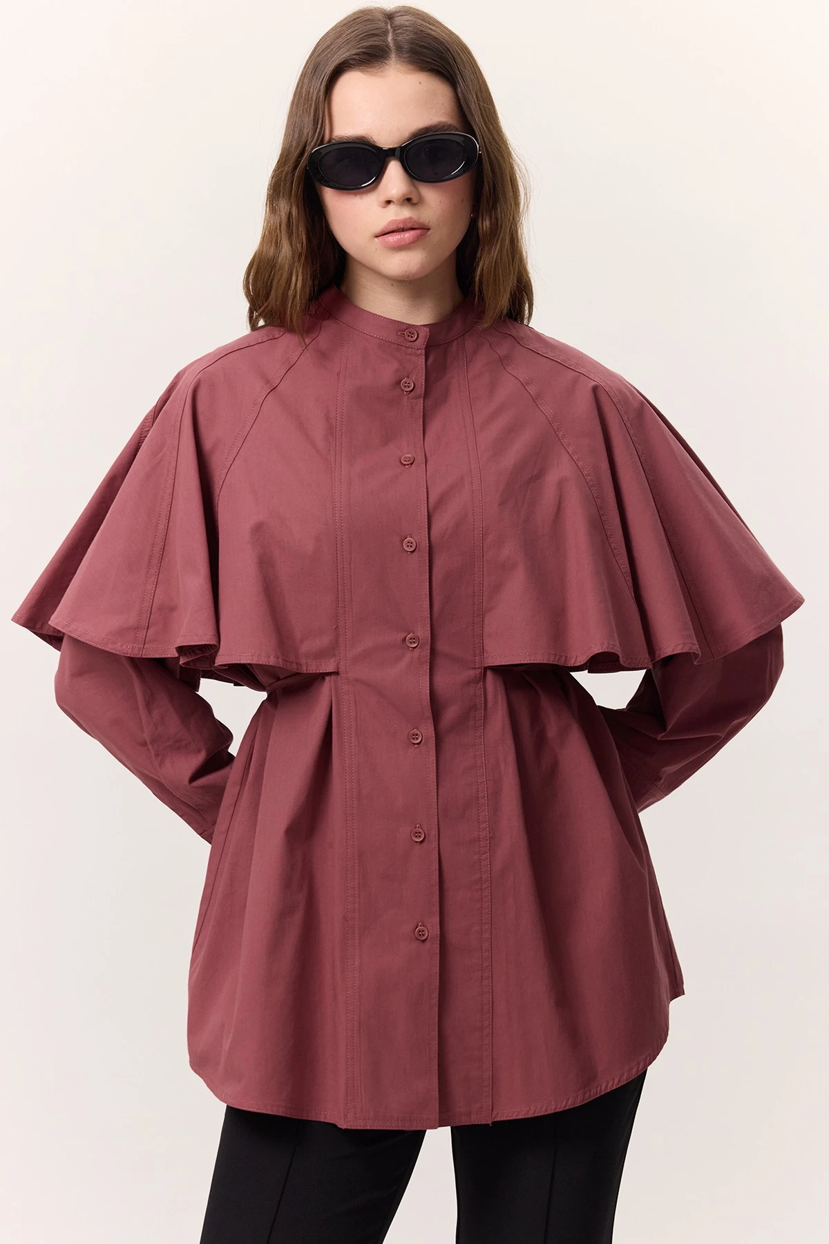 PELERİNLİ TASARIM GÖMLEK GÜLKURUSU PELERİNLİ TASARIM GÖMLEK GÜLKURUSU