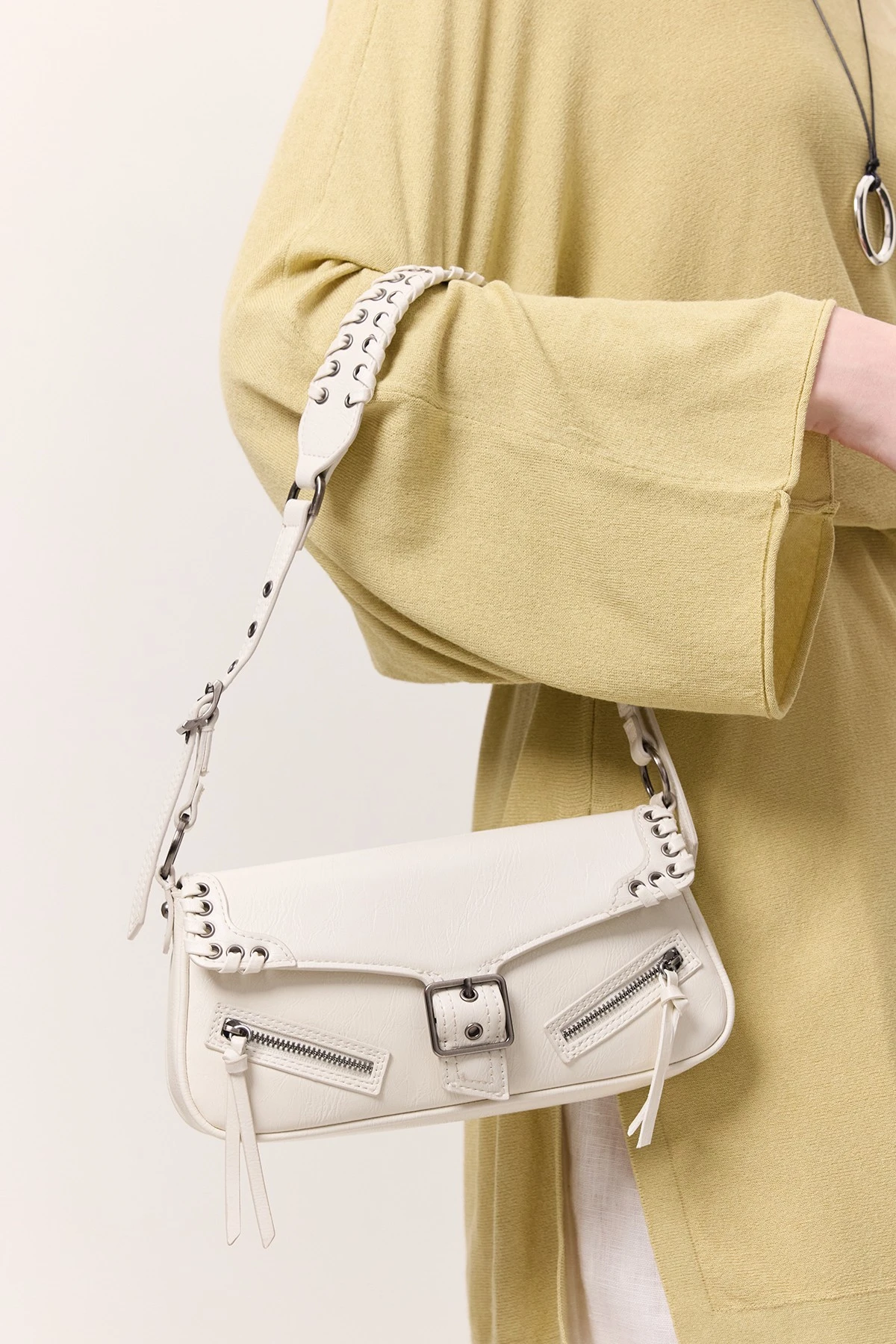 TOKA DETAYLI OMUZ ÇANTASI EKRU