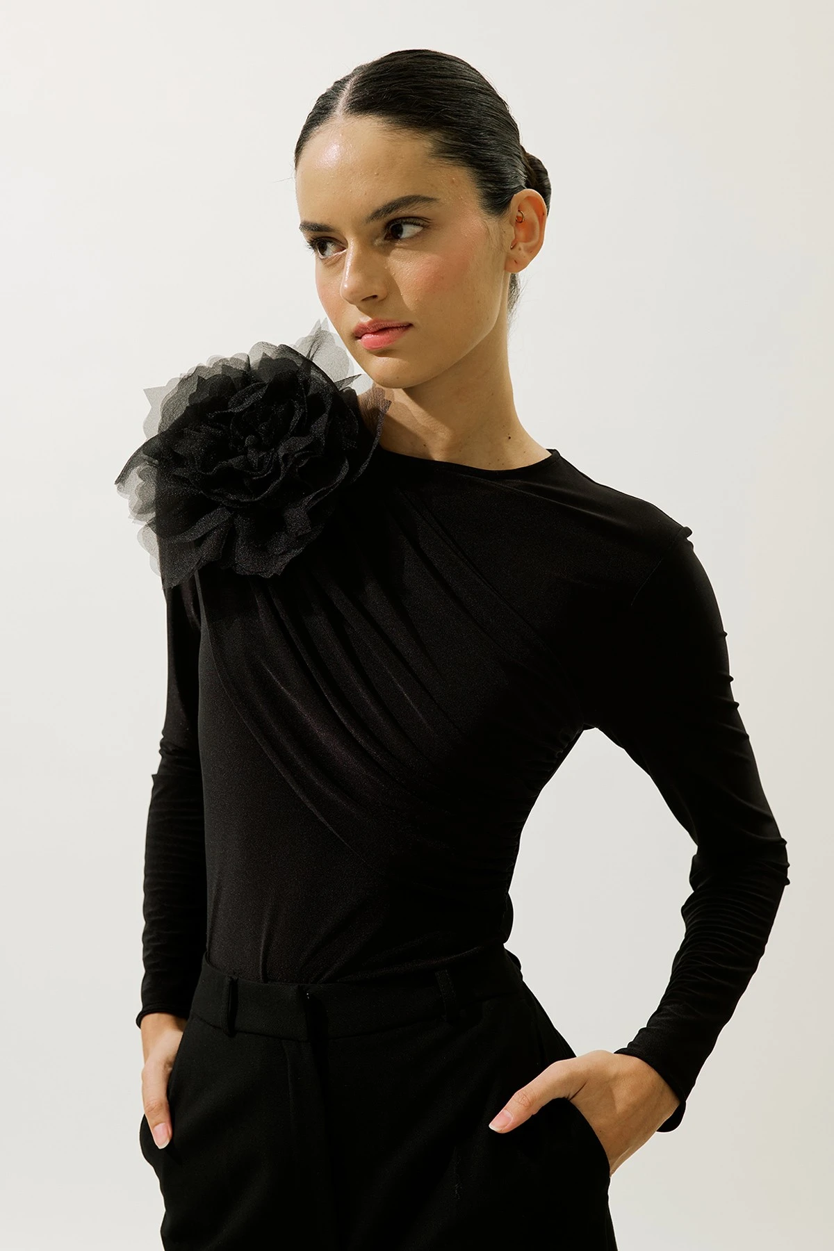 PELERİN DETAYLI BLUZ SİYAH