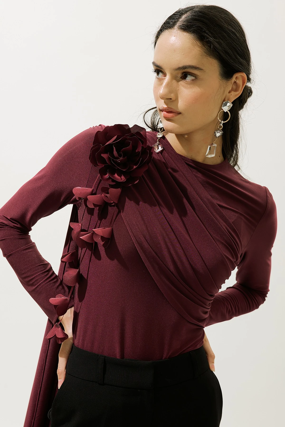 BELT WITH FLOWER CLUSTER CLARET RED