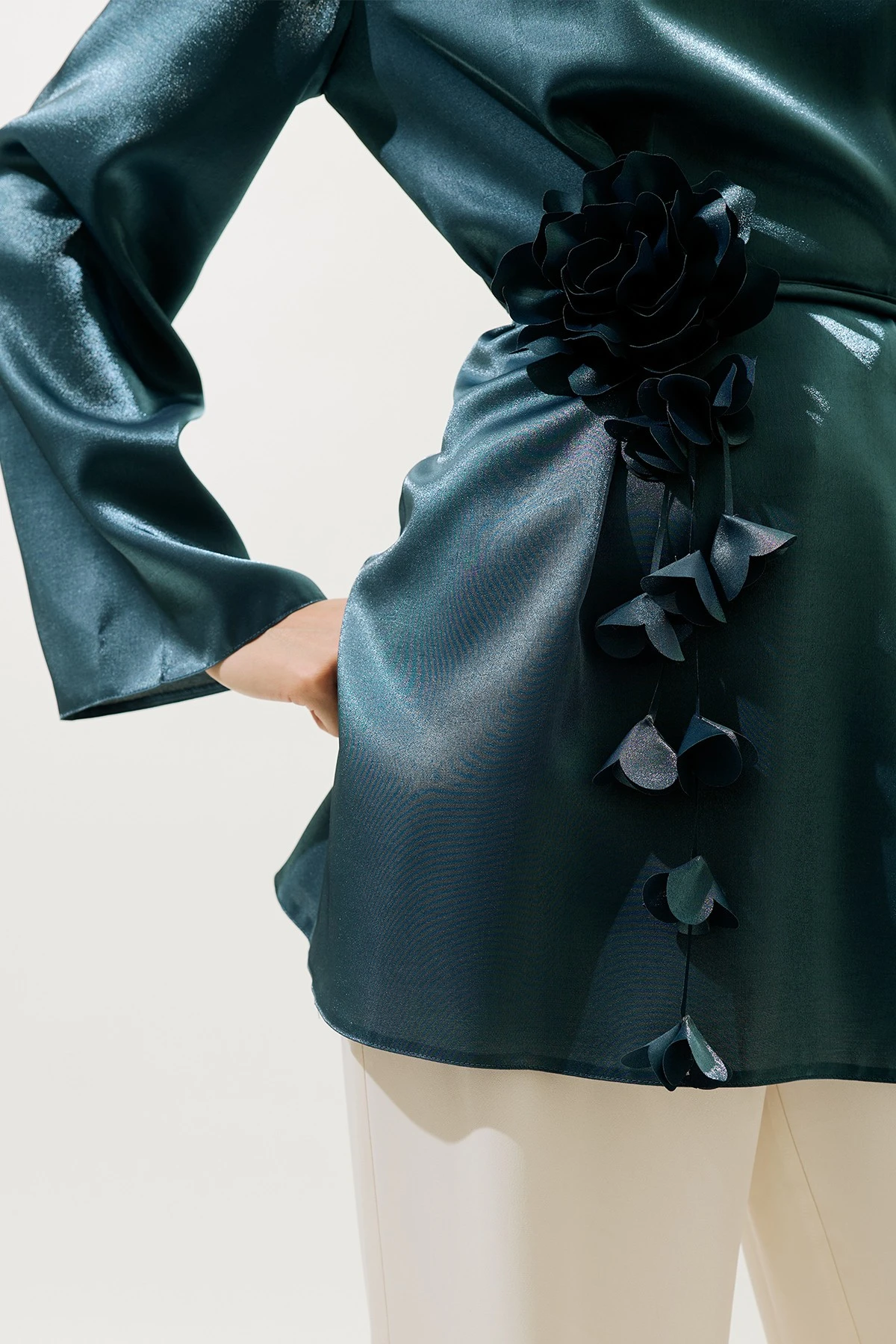 BELT WITH FLOWER CLUSTER NAVY BLUE