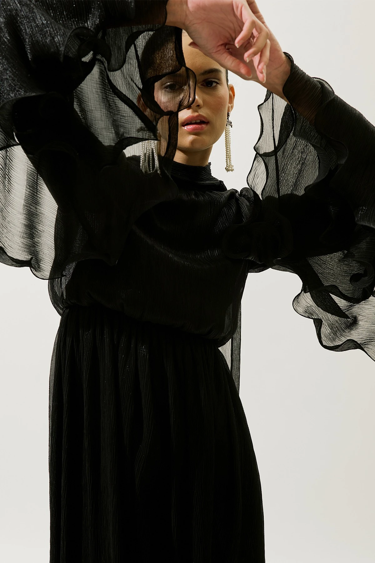 GENİŞ KOL VOLANLI ELBİSE SİYAH