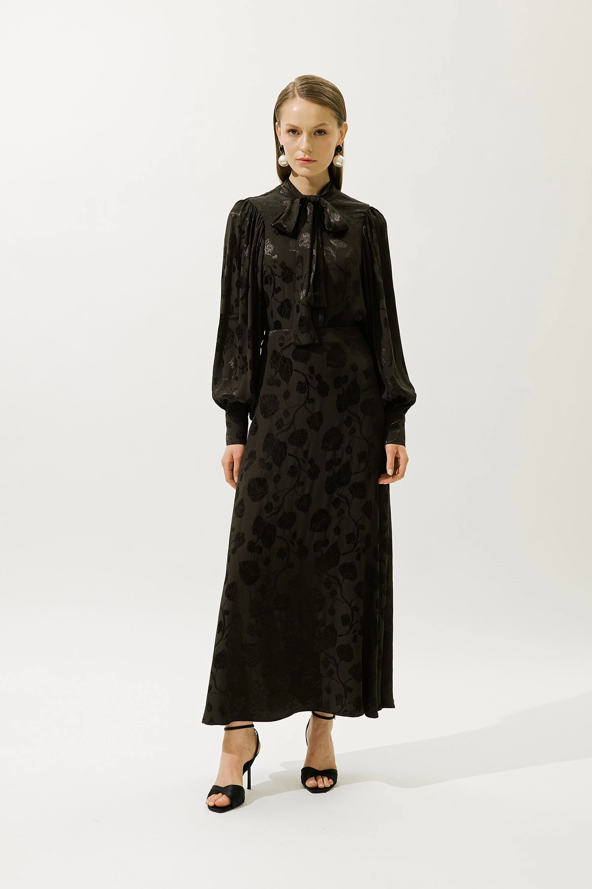 JAKARLI SATEN ETEK KAHVERENGİ