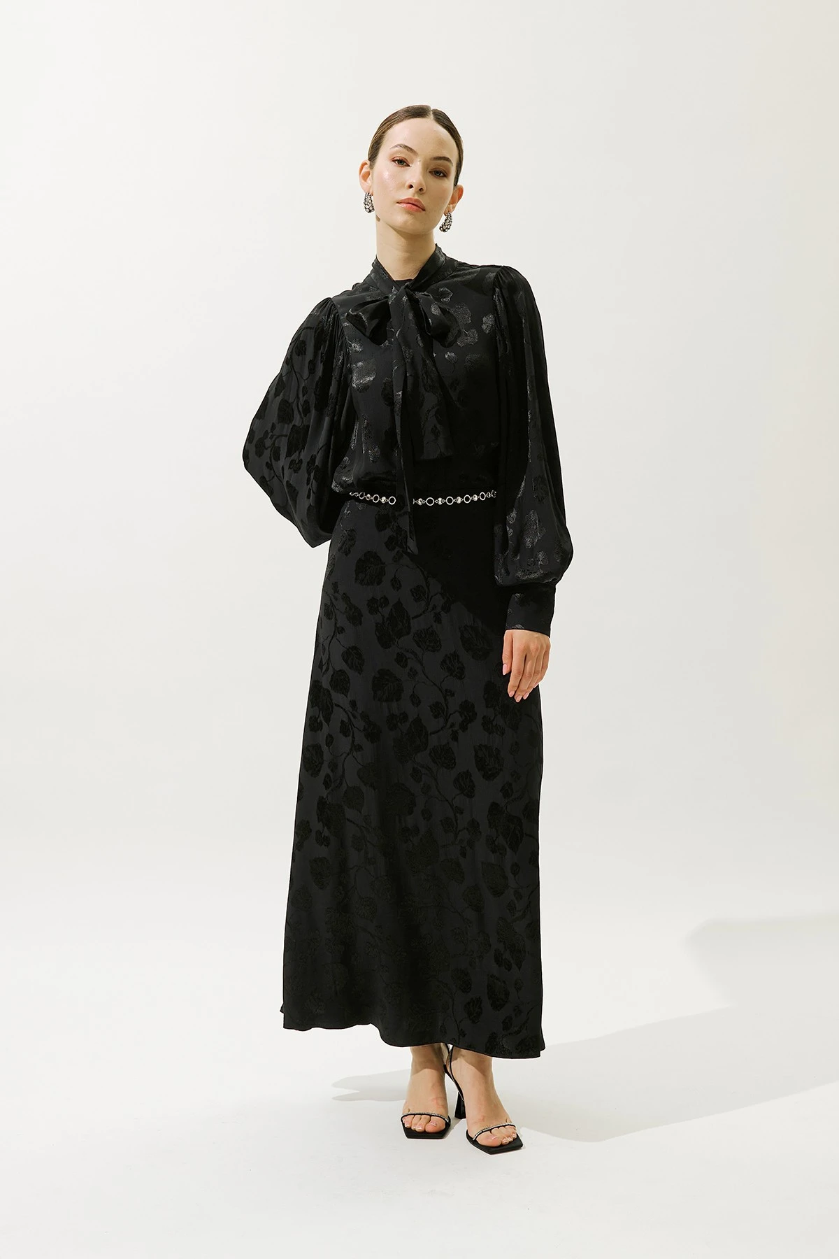 JAKARLI SATEN ETEK SİYAH