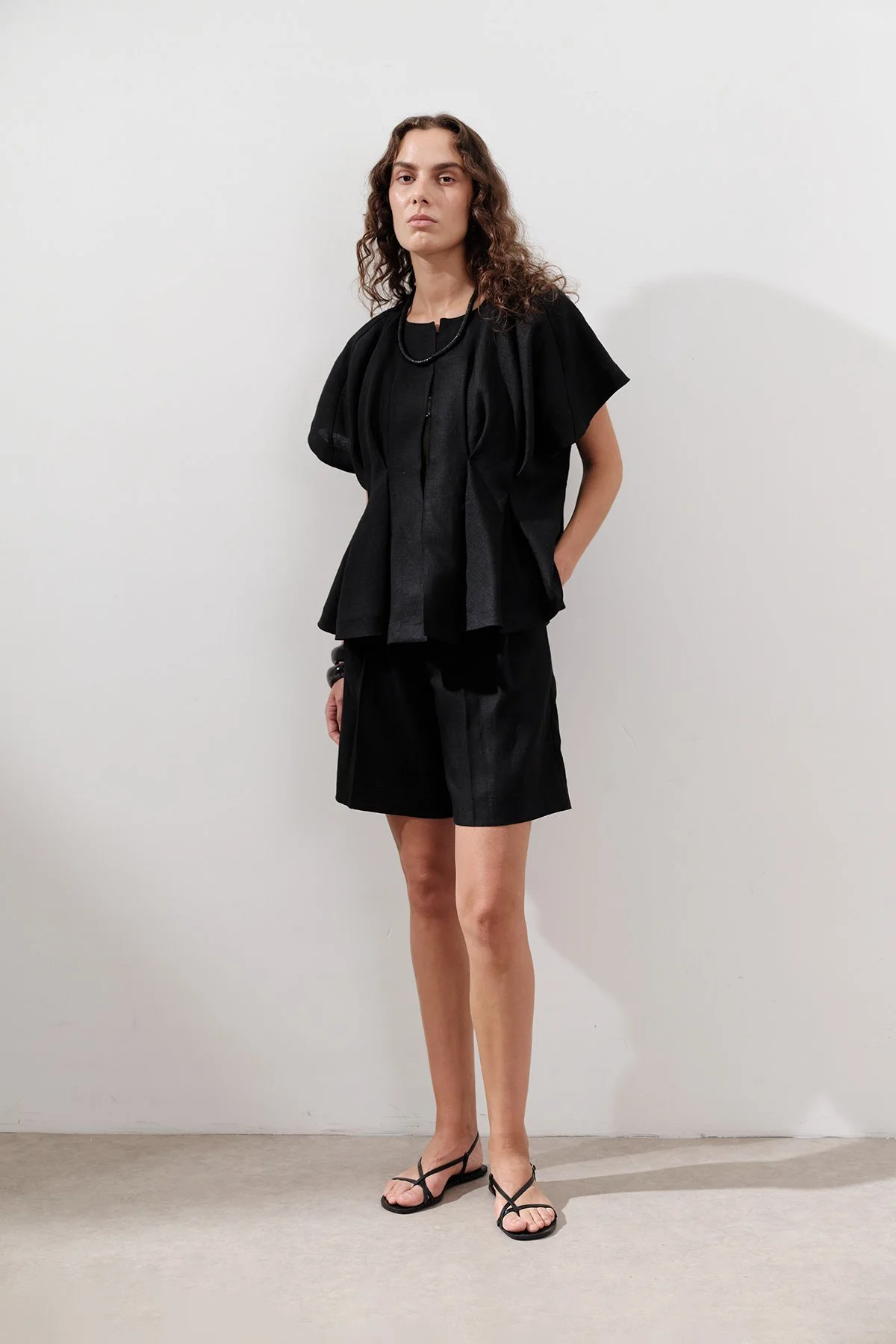 KETEN PİLELİ BERMUDA ŞORT SİYAH