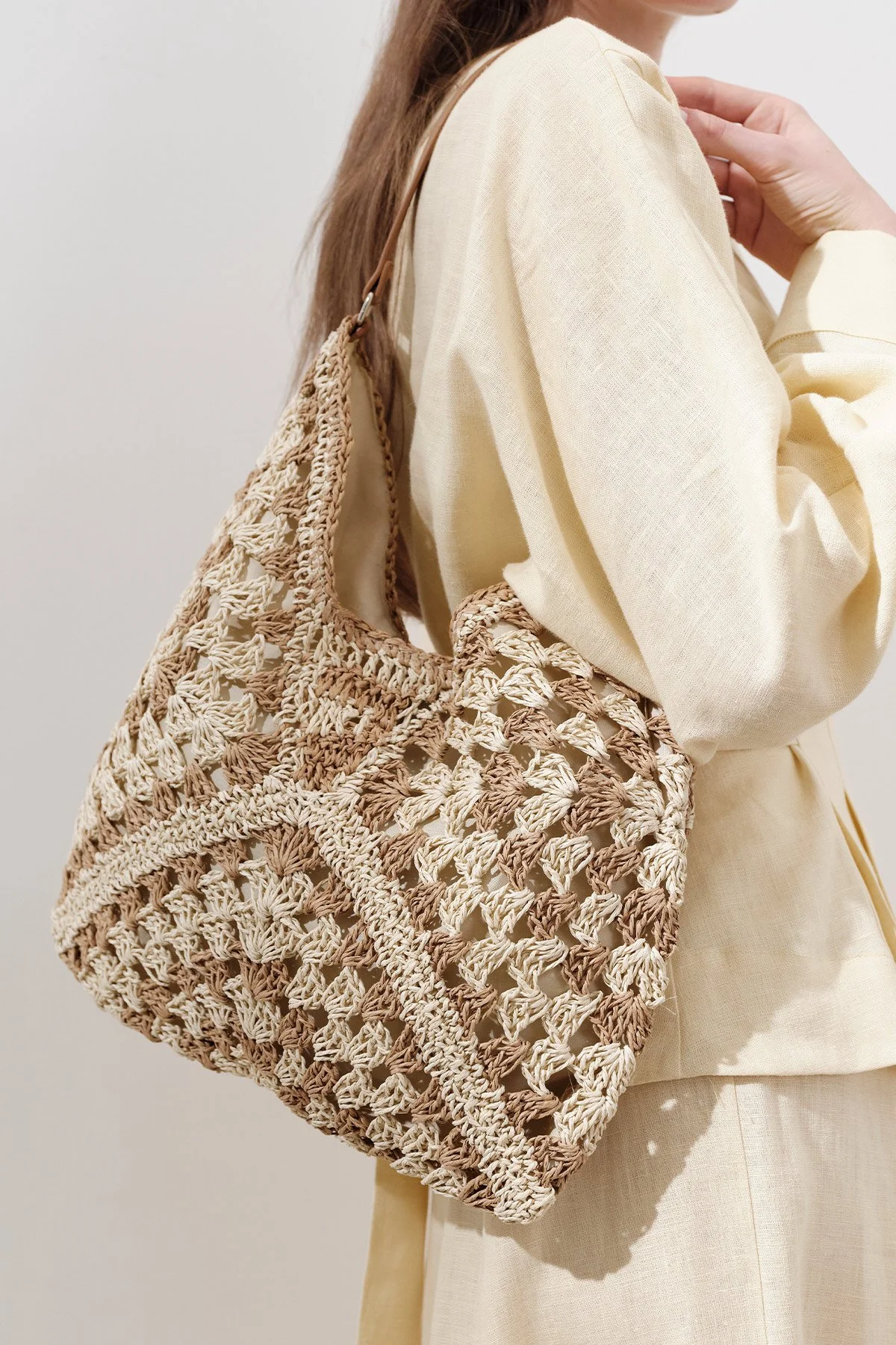 PATTERNED STRAW HANDLE BAG BEIGE
