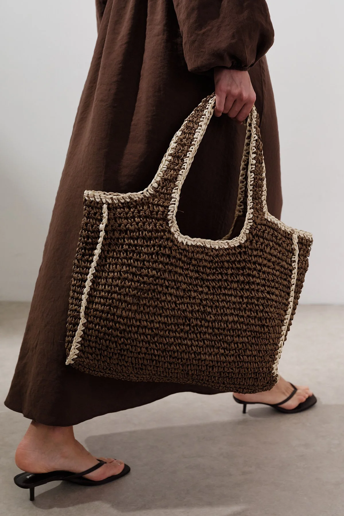 STRAW BAG BROWN WITH CONTRAST DETAILS