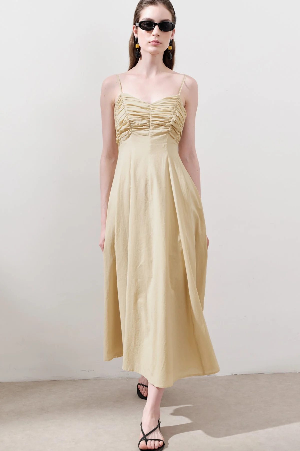 BÜZGÜ DETAYLI ASKILI ELBİSE PASTEL SARI