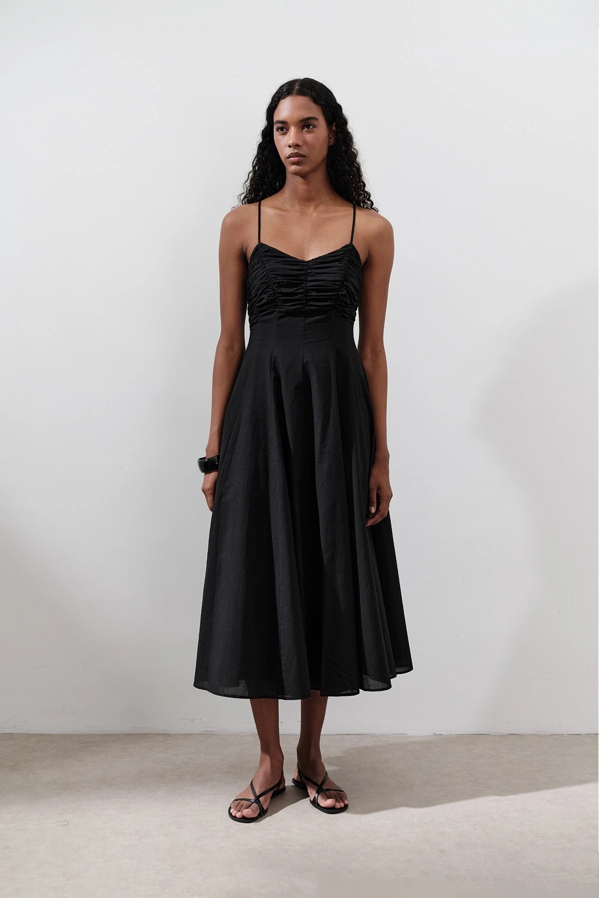 BÜZGÜ DETAYLI ASKILI ELBİSE SİYAH