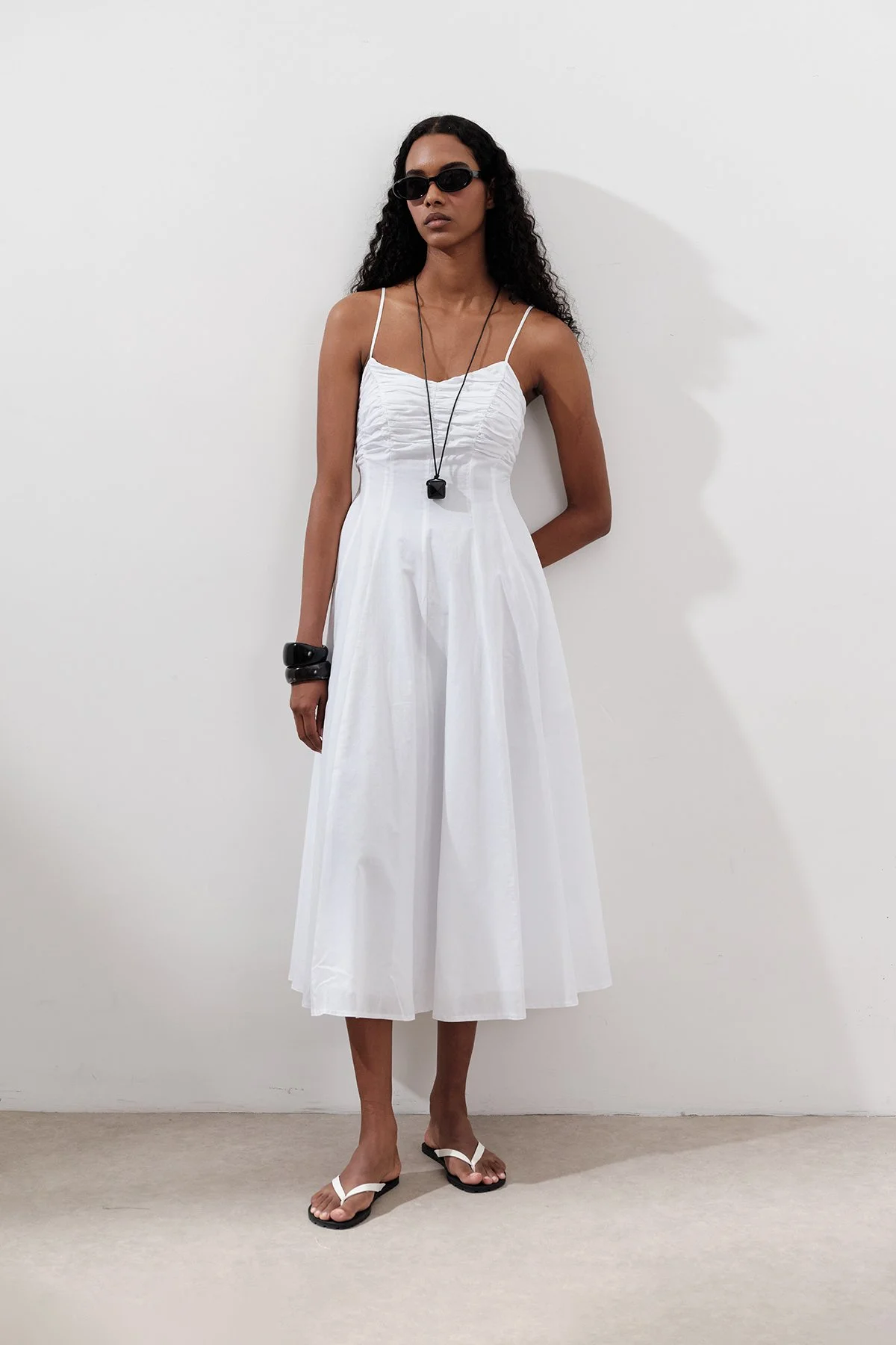 BÜZGÜ DETAYLI ASKILI ELBİSE EKRU