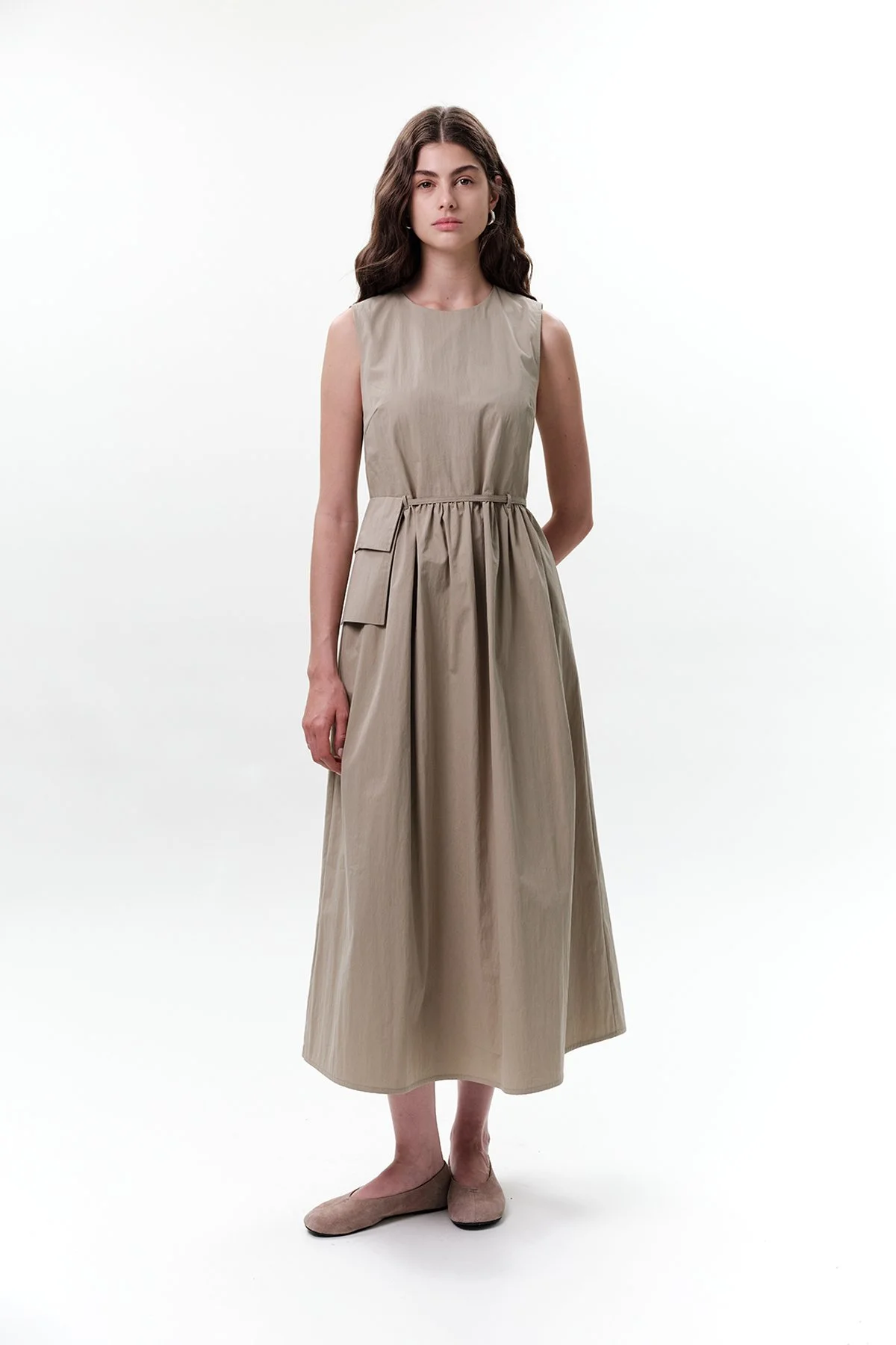 KEMER DETAYLI KOLSUZ ELBİSE YEŞİL