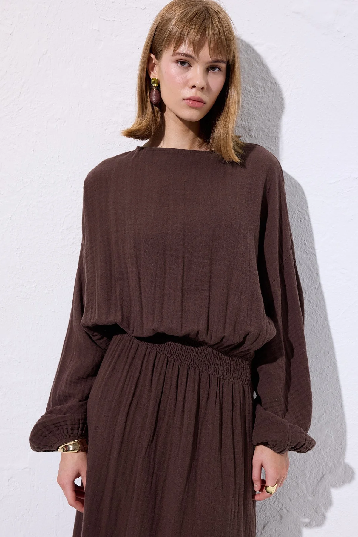 MÜSLİN BELİ BÜZGÜLÜ ELBİSE KAHVERENGİ