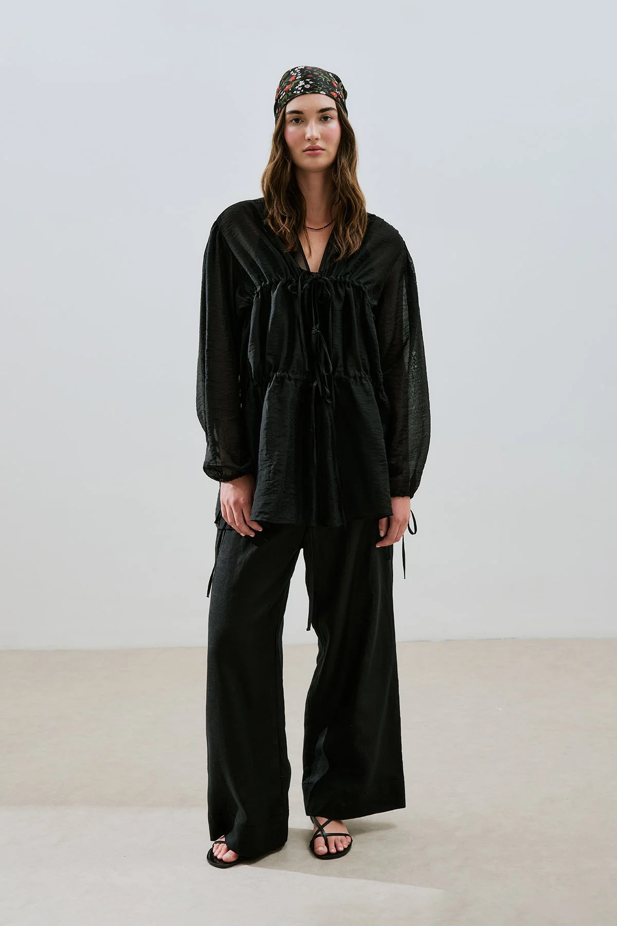 BÜZGÜLÜ BAĞLAMALI BLUZ SİYAH