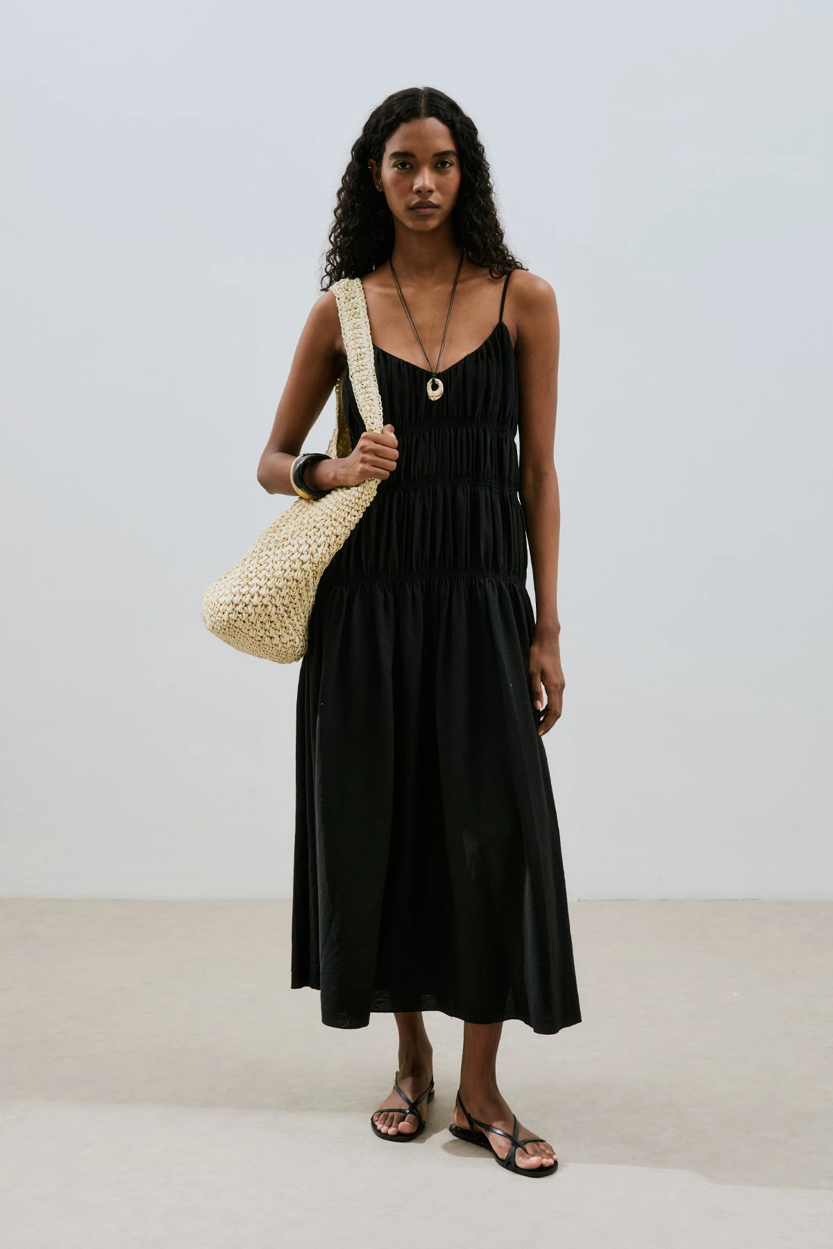 DOKULU BÜZGÜ DETAYLI ELBİSE SİYAH