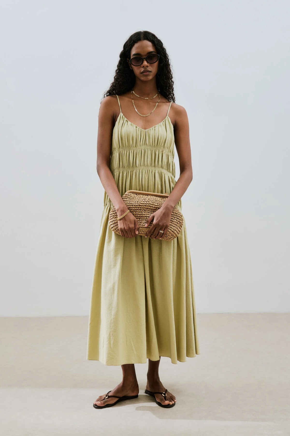 DOKULU BÜZGÜ DETAYLI ELBİSE SOFT YEŞİL