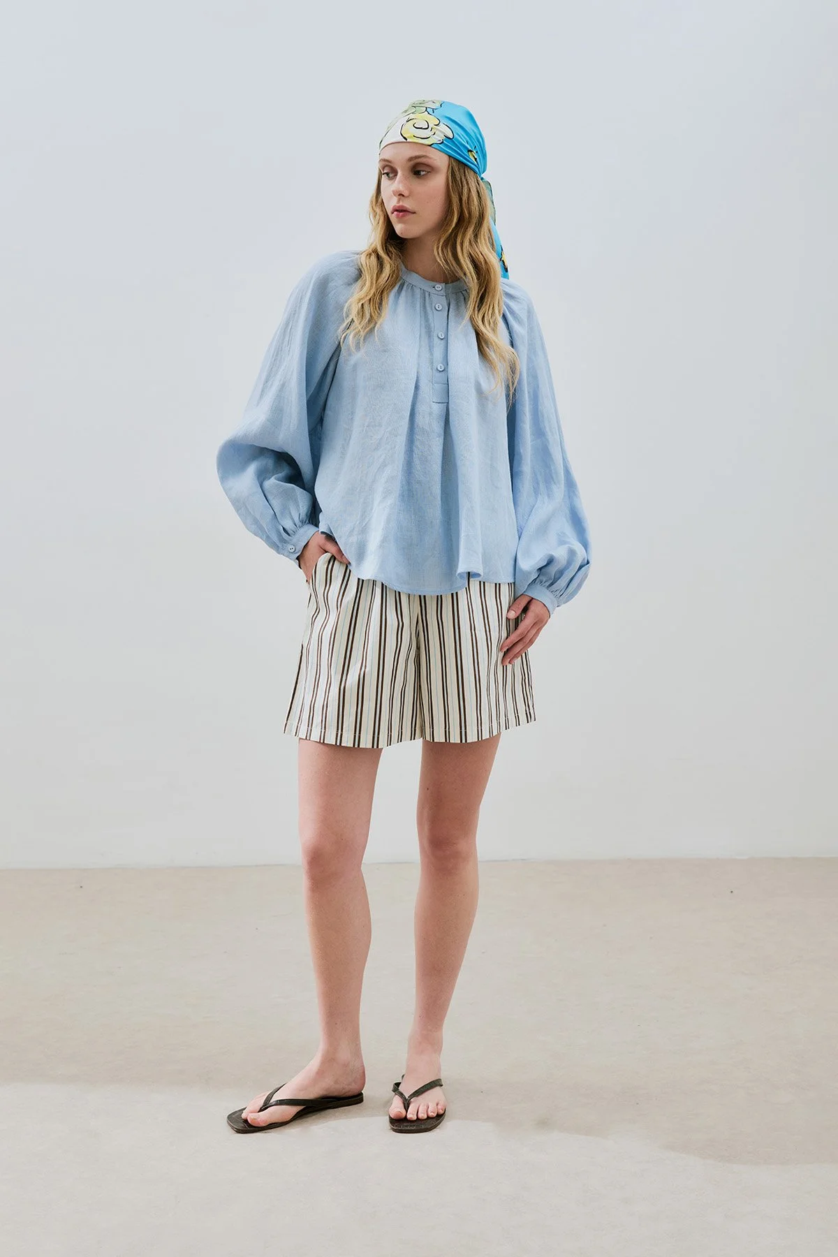 İNCE KETEN YAKASI BÜZGÜLÜ GÖMLEK MAVİ