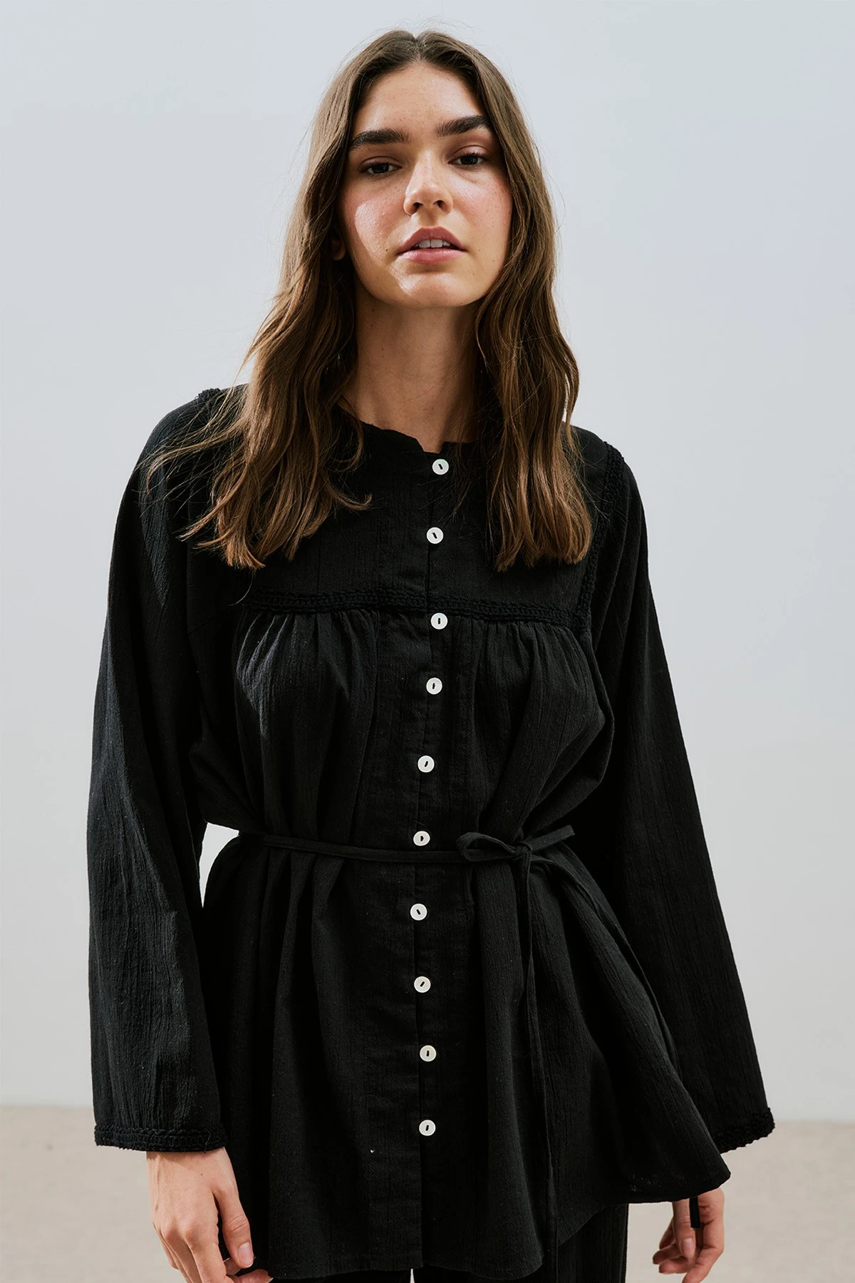 TEXTURED EMBROIDERED SHIRT IN BLACK