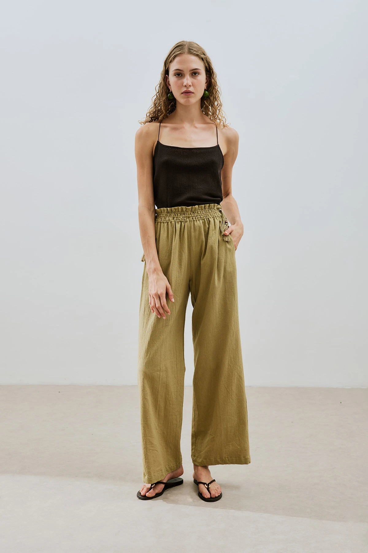 TEXTURED TIE-UP PANTS KHAKI