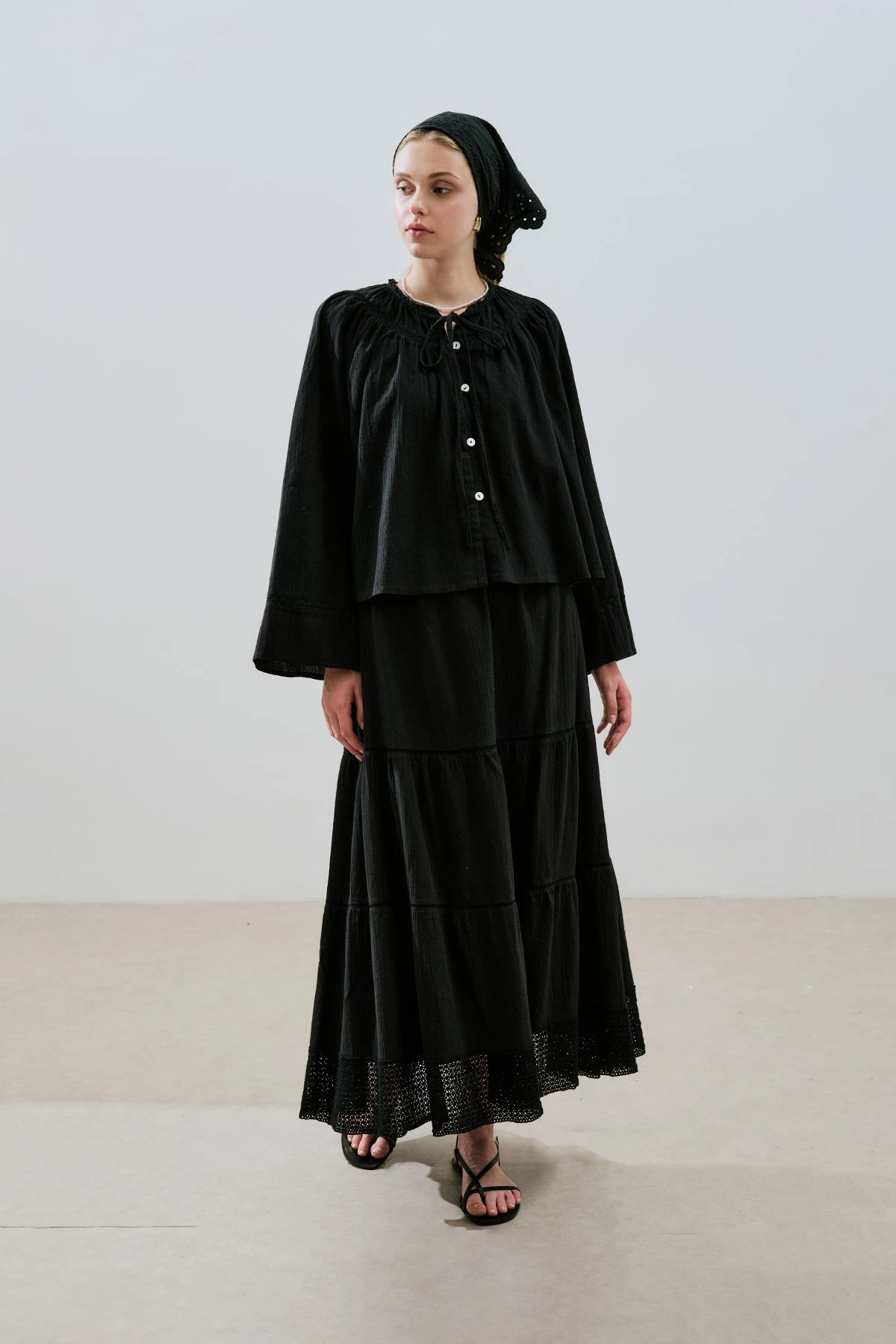 DOKULU İŞLEMELİ KISA BLUZ SİYAH