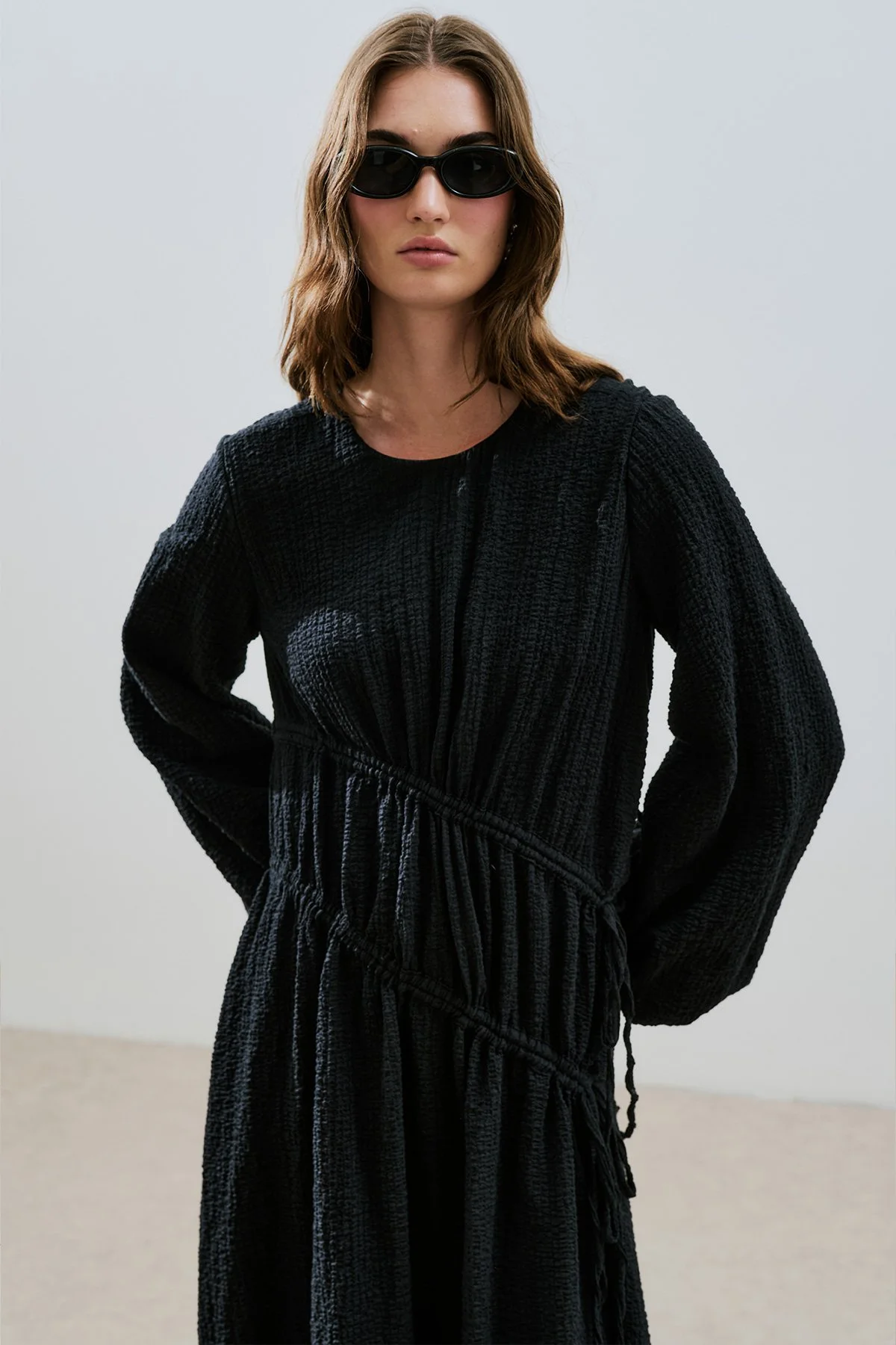 BÜZGÜ BAĞLAMALI DOKULU ELBİSE SİYAH