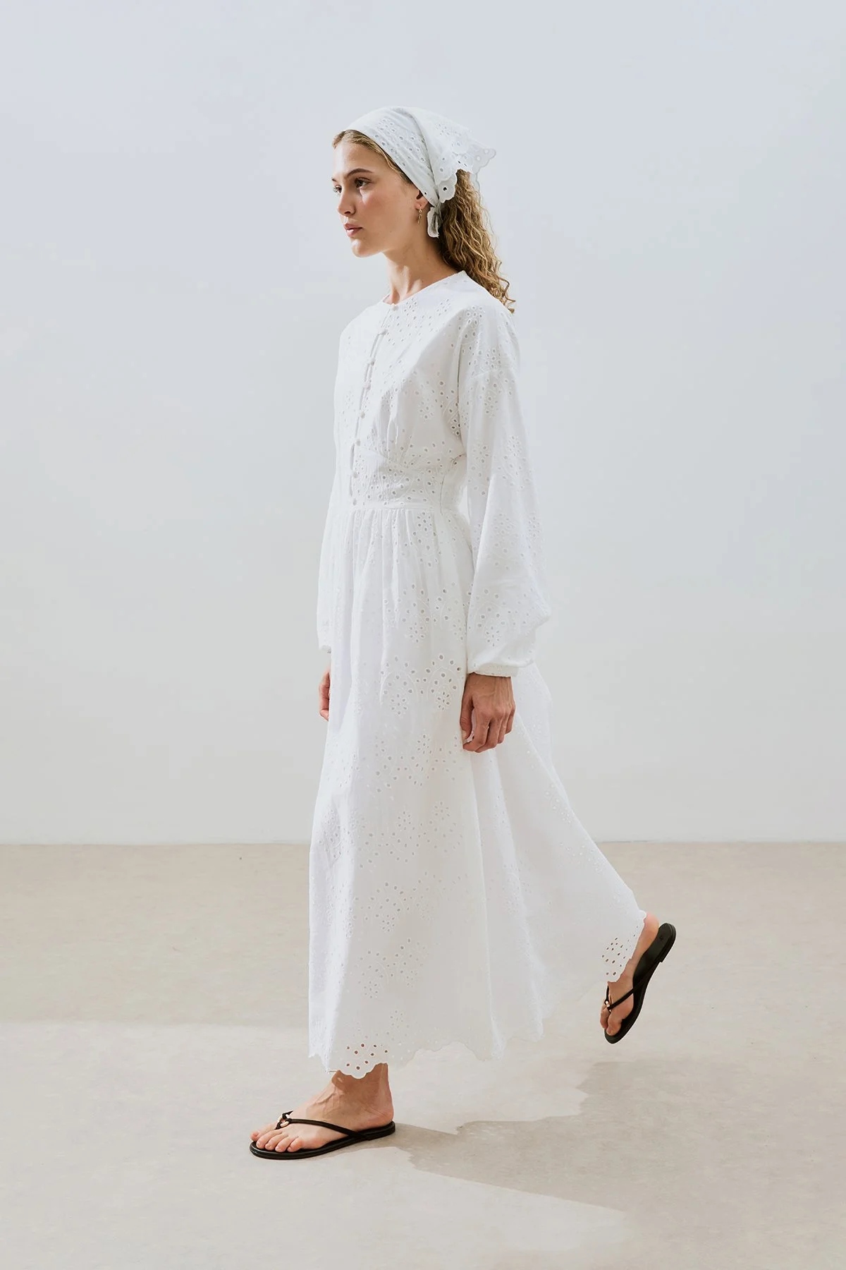 BRODE DÜĞMELİ ELBİSE EKRU