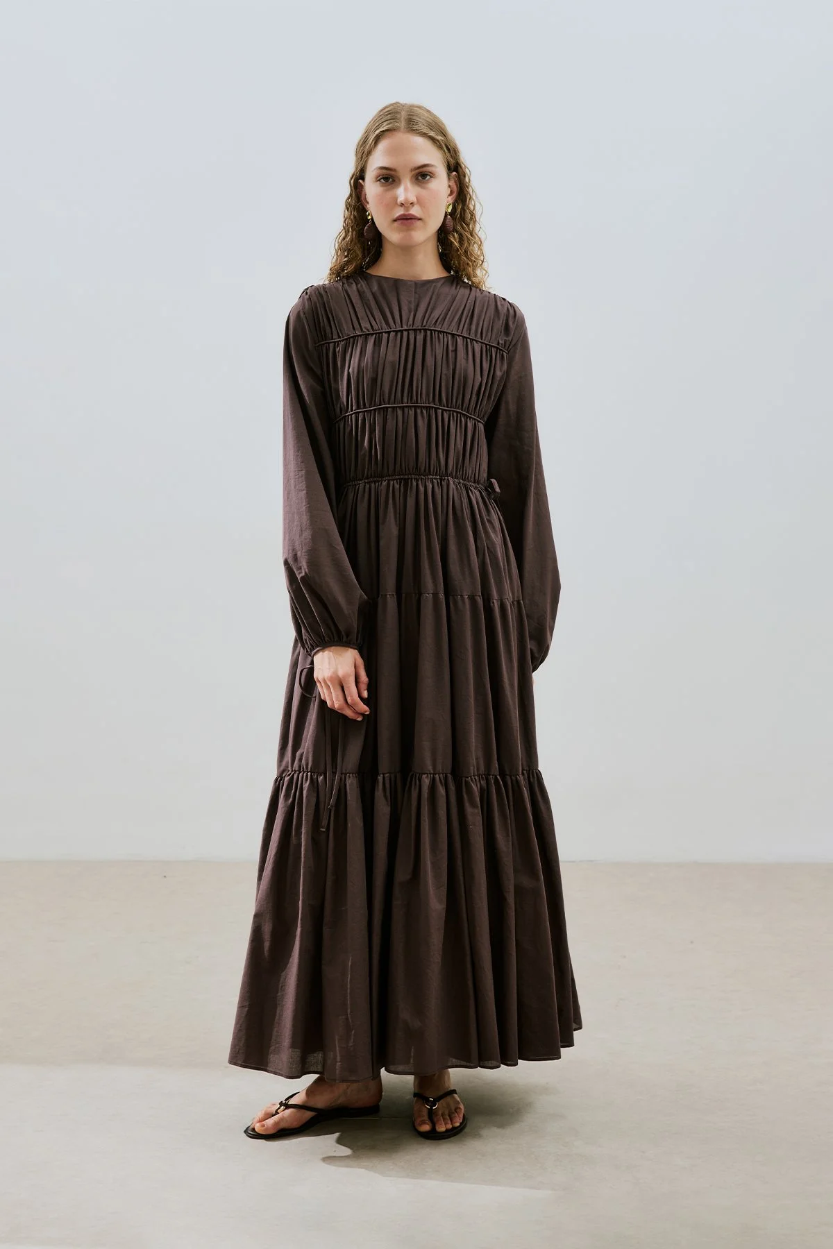 BÜZGÜLÜ UZUN KOL ELBİSE KAHVERENGİ