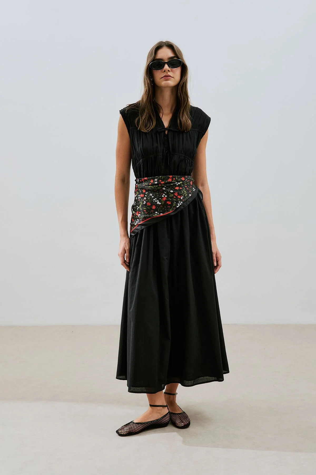 BÜZGÜLÜ BAĞLAMA DETAYLI ELBİSE SİYAH