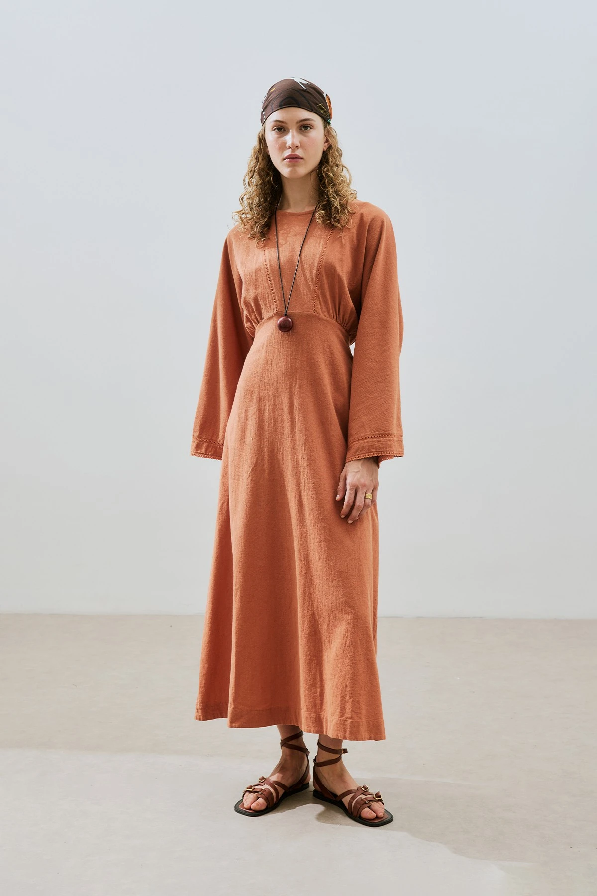 DOKULU ŞERİT DETAYLI ELBİSE TARÇIN